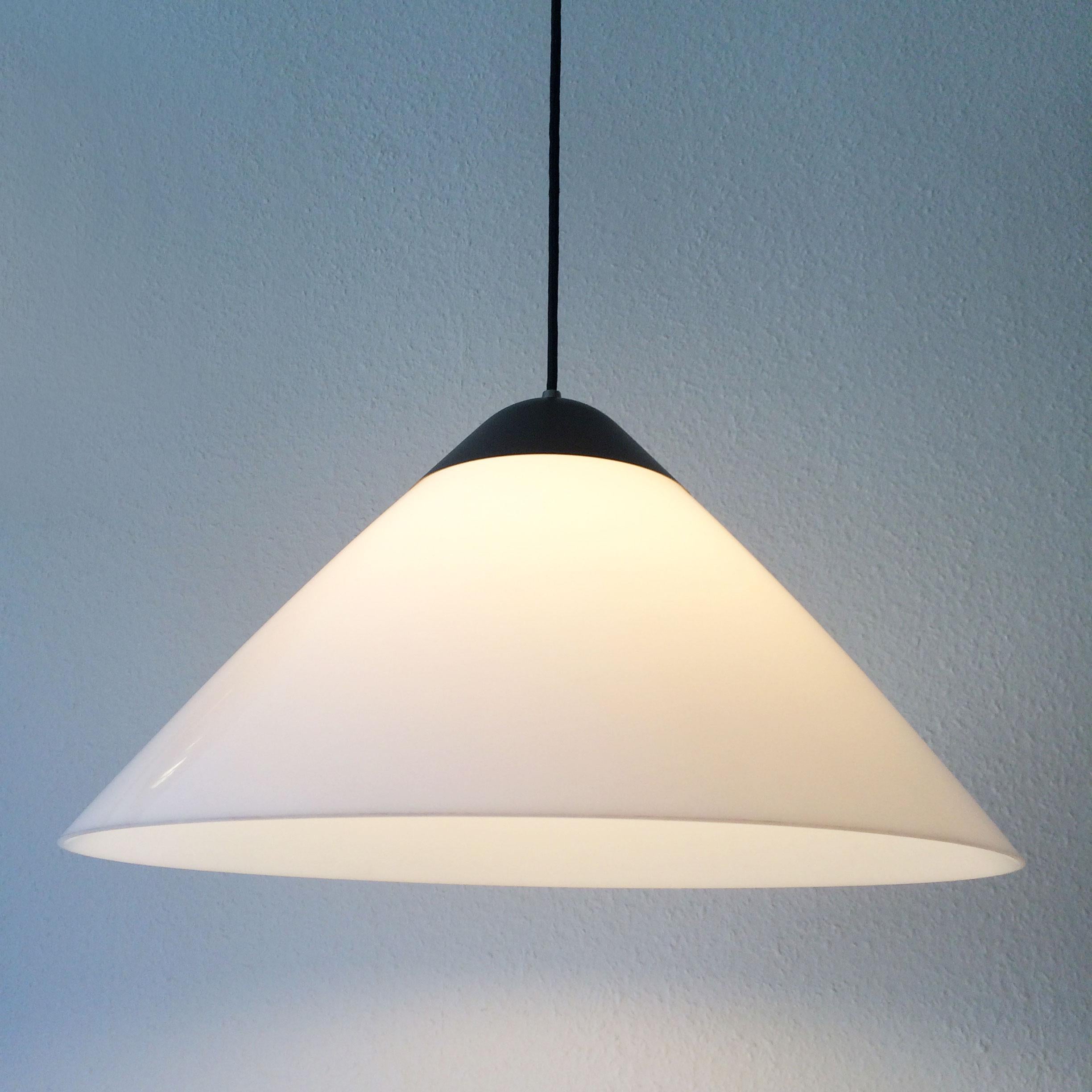 Elegant Mid-Century Modern Opala Midi pendant lamp. Designed by Hans Wegner, 1975. Manufactured by Louis Poulsen, 1970s-1980s, Denmark. Manufacturer's label inside the lamp shade. 

Executed in opal plexiglass, enameled metal. It needs 1 x E27 screw