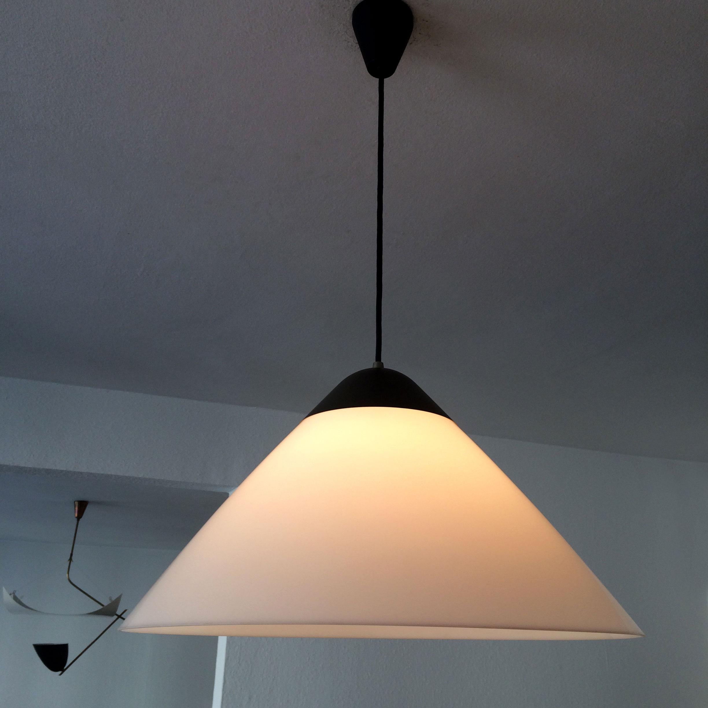 Large Pendent Lamp Opala Midi by Hans Wegner for Louis Poulsen 1970s Denmark In Good Condition For Sale In Munich, DE