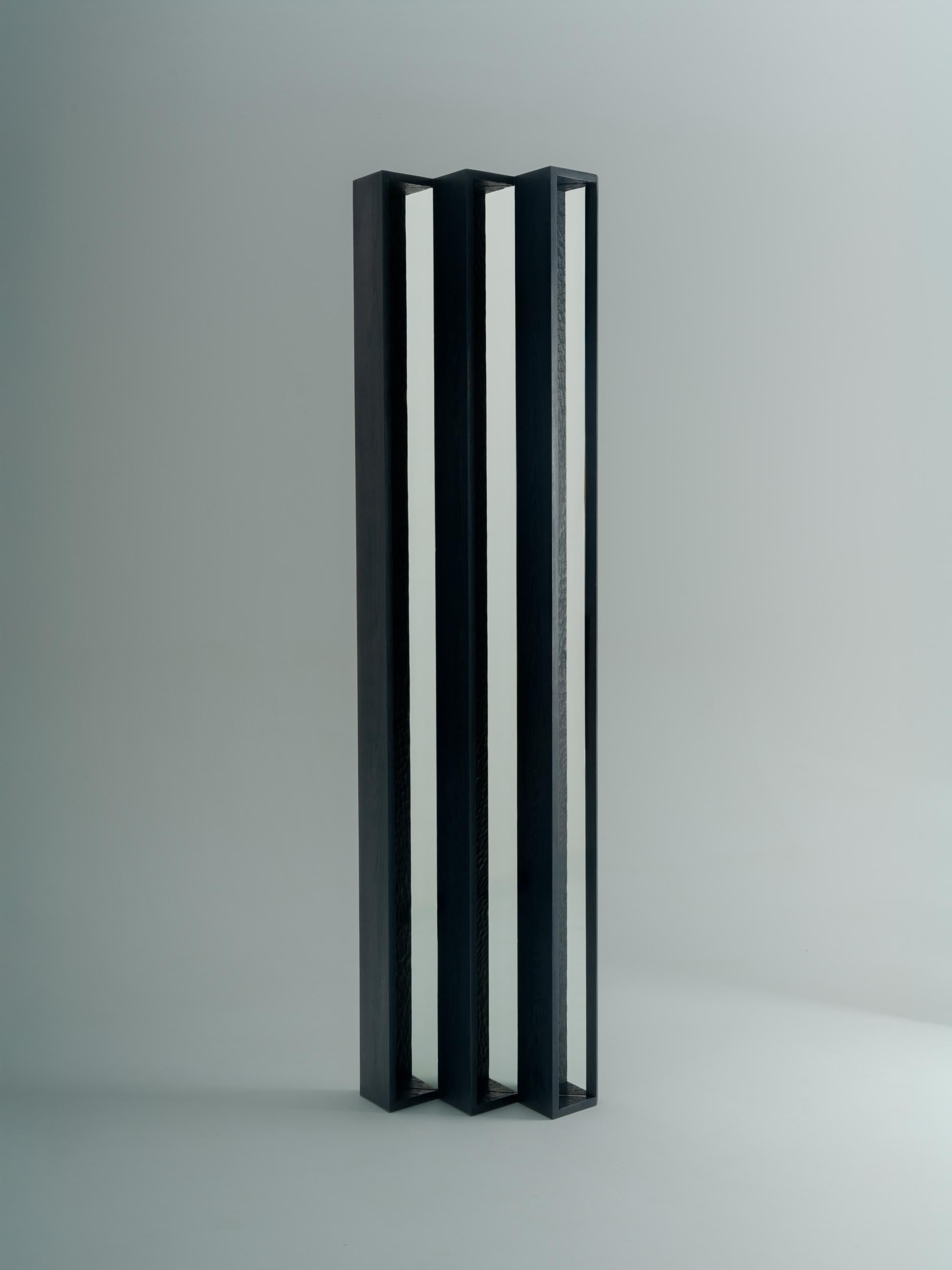 Questo specchio è il risultato di una collaborazione tra il designer Axel Chay e OROS, mescolando l'universo dei due creatori. Rendendo omaggio al know-how associato al legno, evoca l'arte minimale e radicale dell'artista visivo Donald Judd.