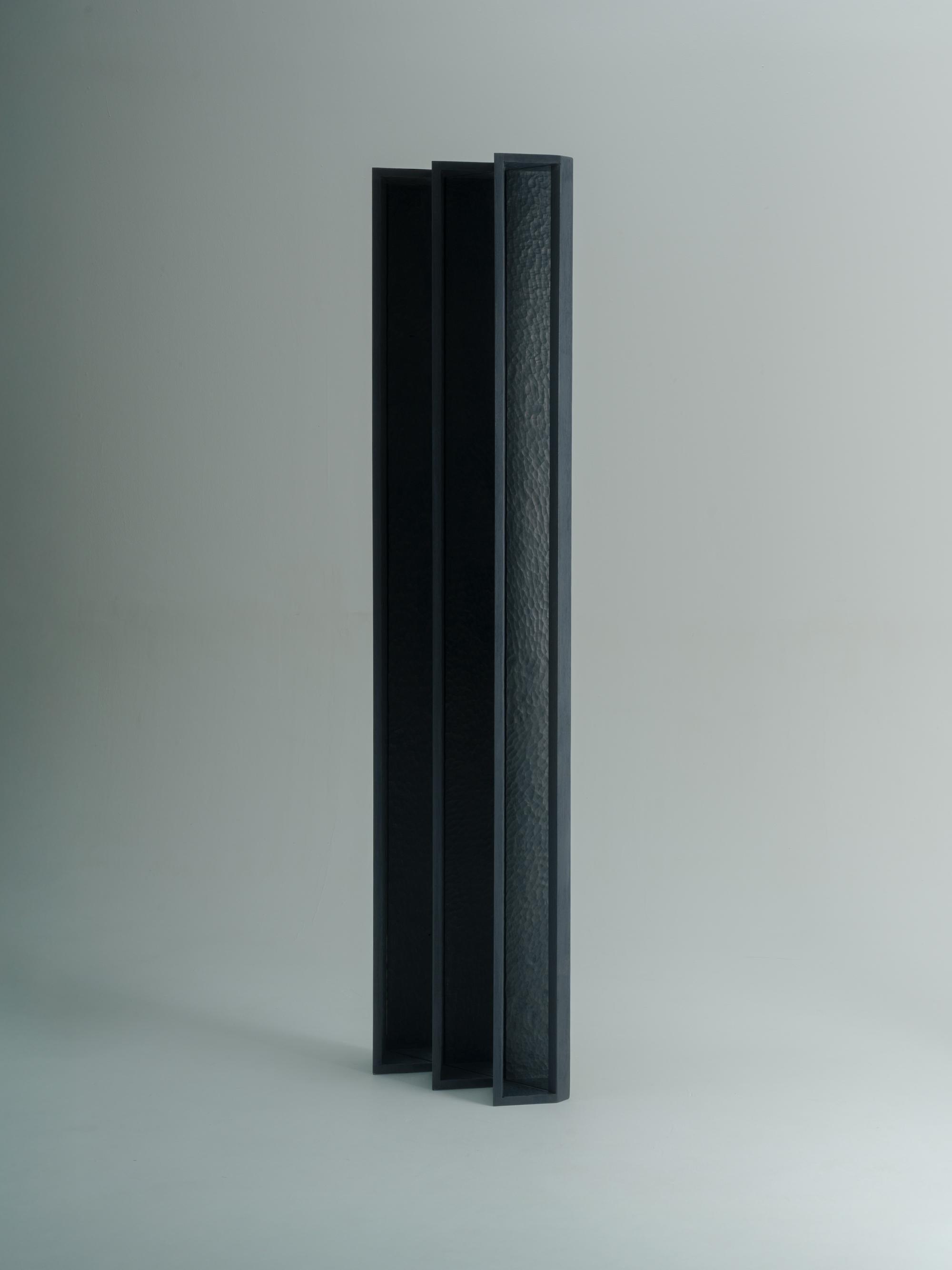 Minimalismo Grande specchio PERCEPTION, Castagno tinto, Fatto a mano in Francia in vendita