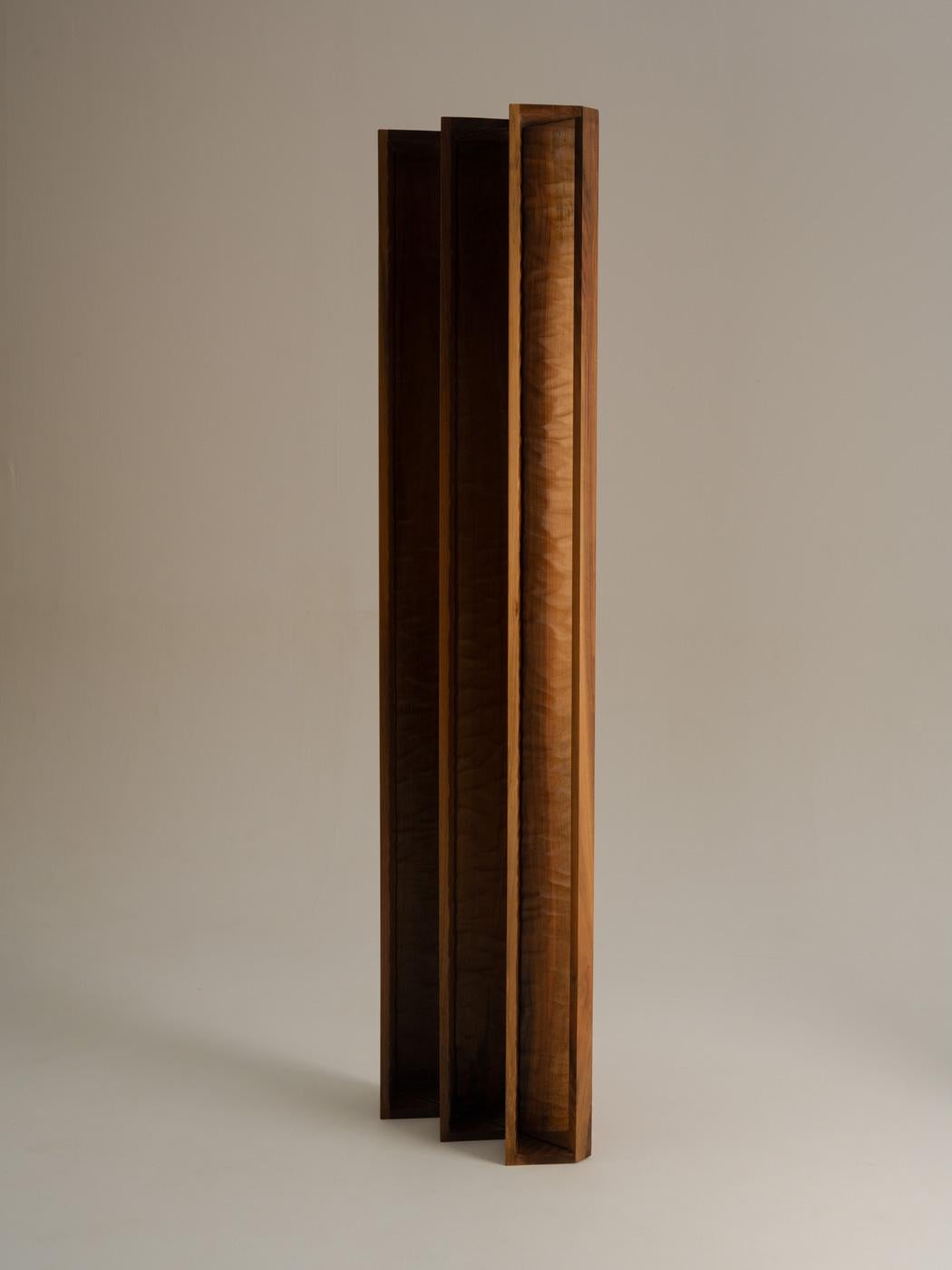 Espejo grande PERCEPCIÓN, Madera de nogal, Hecho a mano en Francia Minimalista en venta