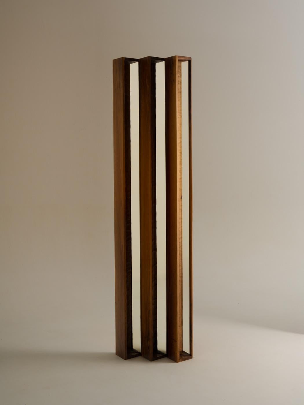 Este espejo es fruto de la colaboración entre el diseñador Axel Chay y OROS, mezclando el universo de sus dos creadores. Rindiendo homenaje al saber hacer asociado a la madera, evoca el arte minimalista y radical del artista plástico Donald Judd.