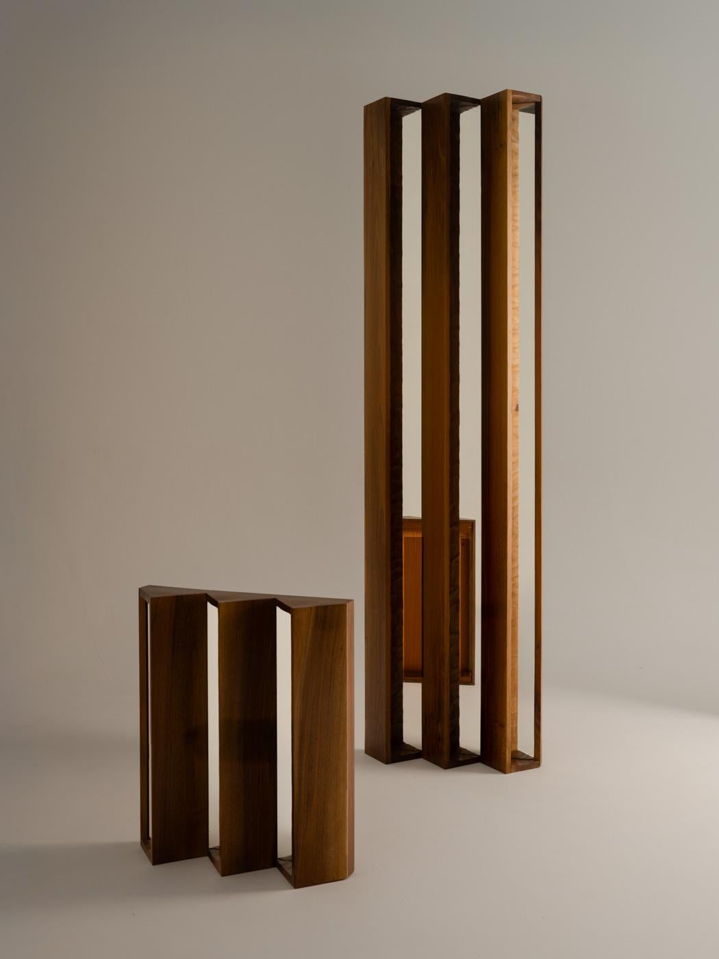 Espejo grande PERCEPCIÓN, Madera de nogal, Hecho a mano en Francia en venta 1