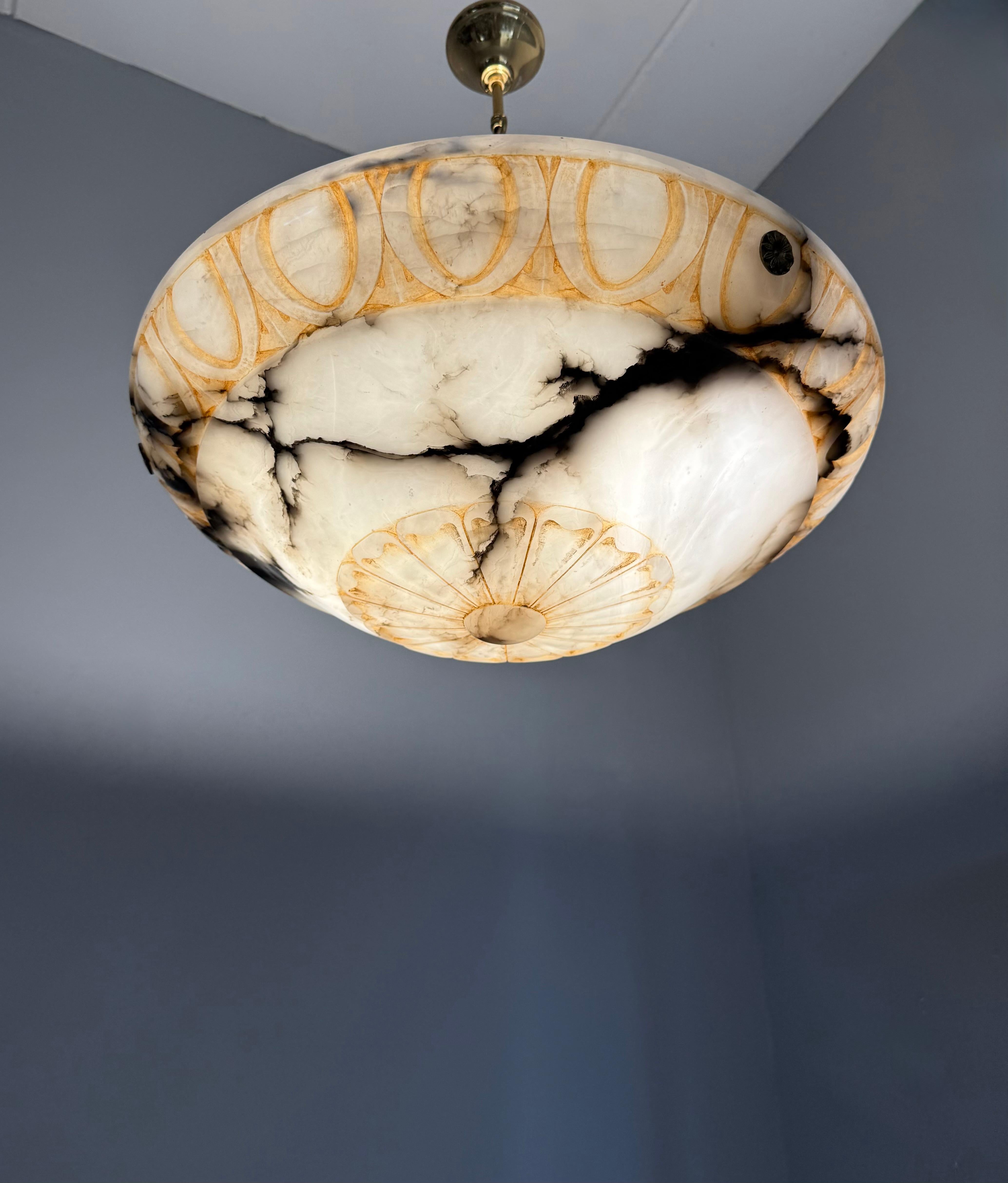 Grande Ø 20,5 e perfettamente bilanciata Luce a sospensione in alabastro antico lavorata a mano in vendita 8