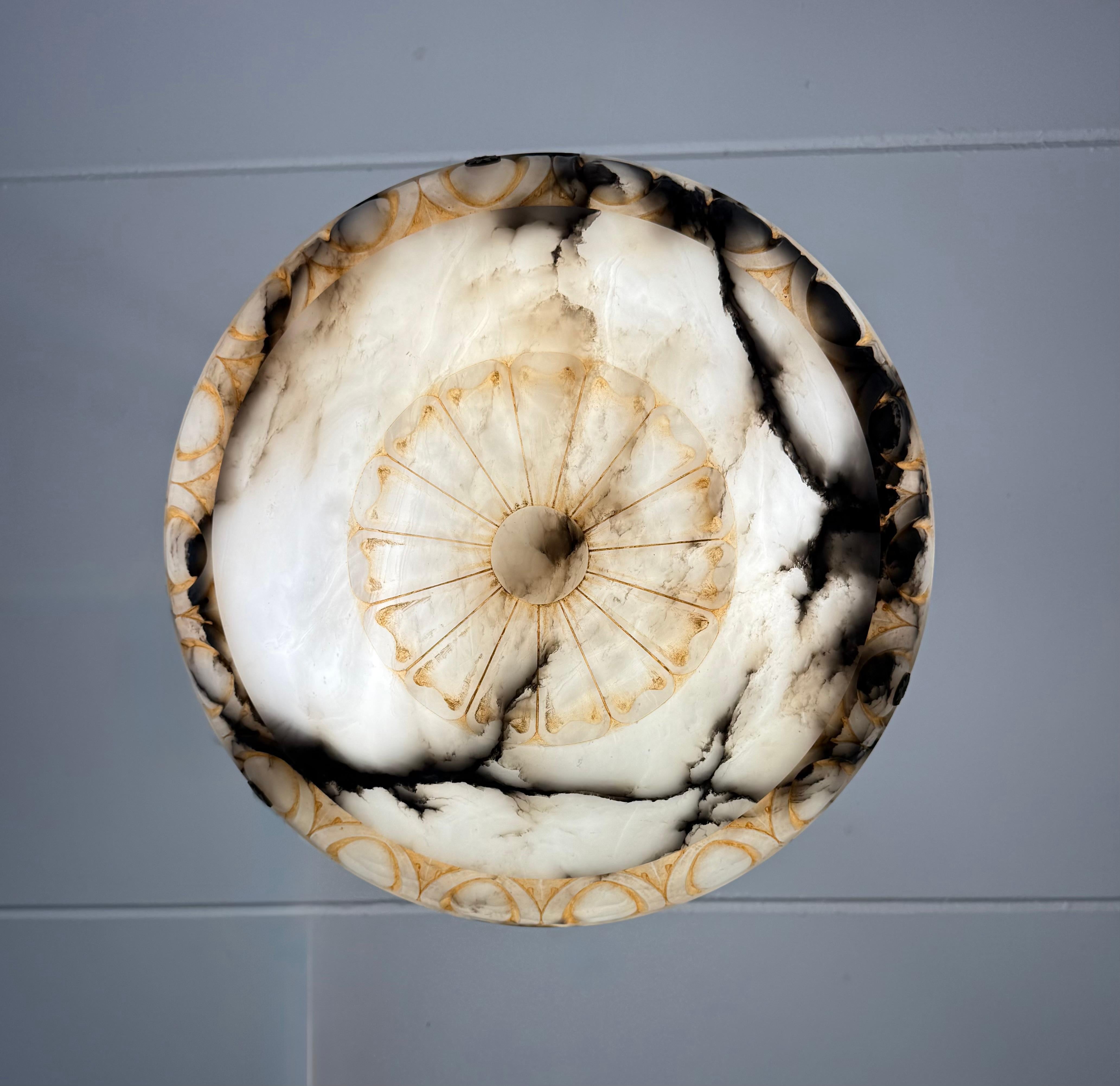 Grande Ø 20,5 e perfettamente bilanciata Luce a sospensione in alabastro antico lavorata a mano in vendita 11