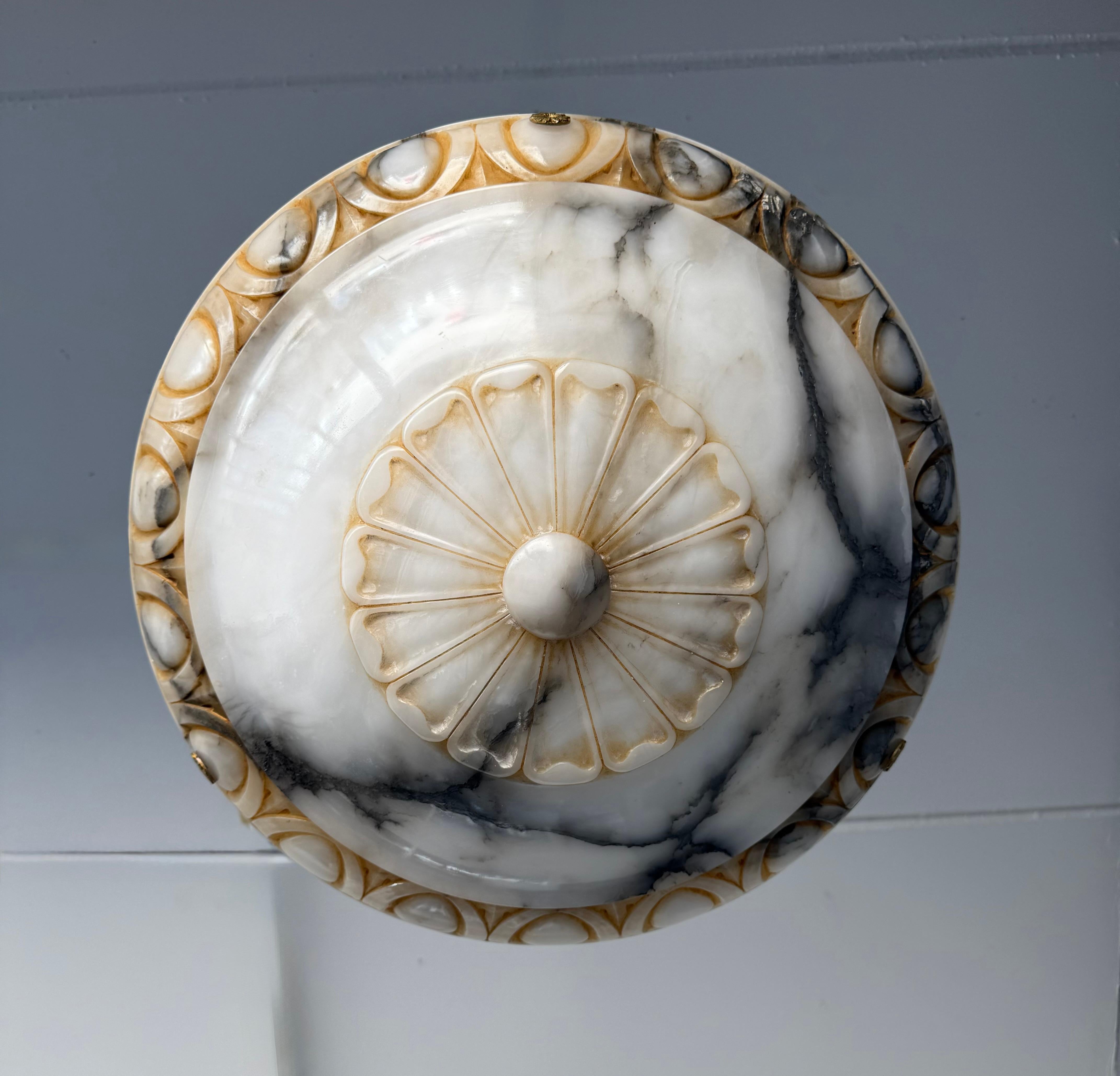 Grande Ø 20,5 e perfettamente bilanciata Luce a sospensione in alabastro antico lavorata a mano in vendita 12