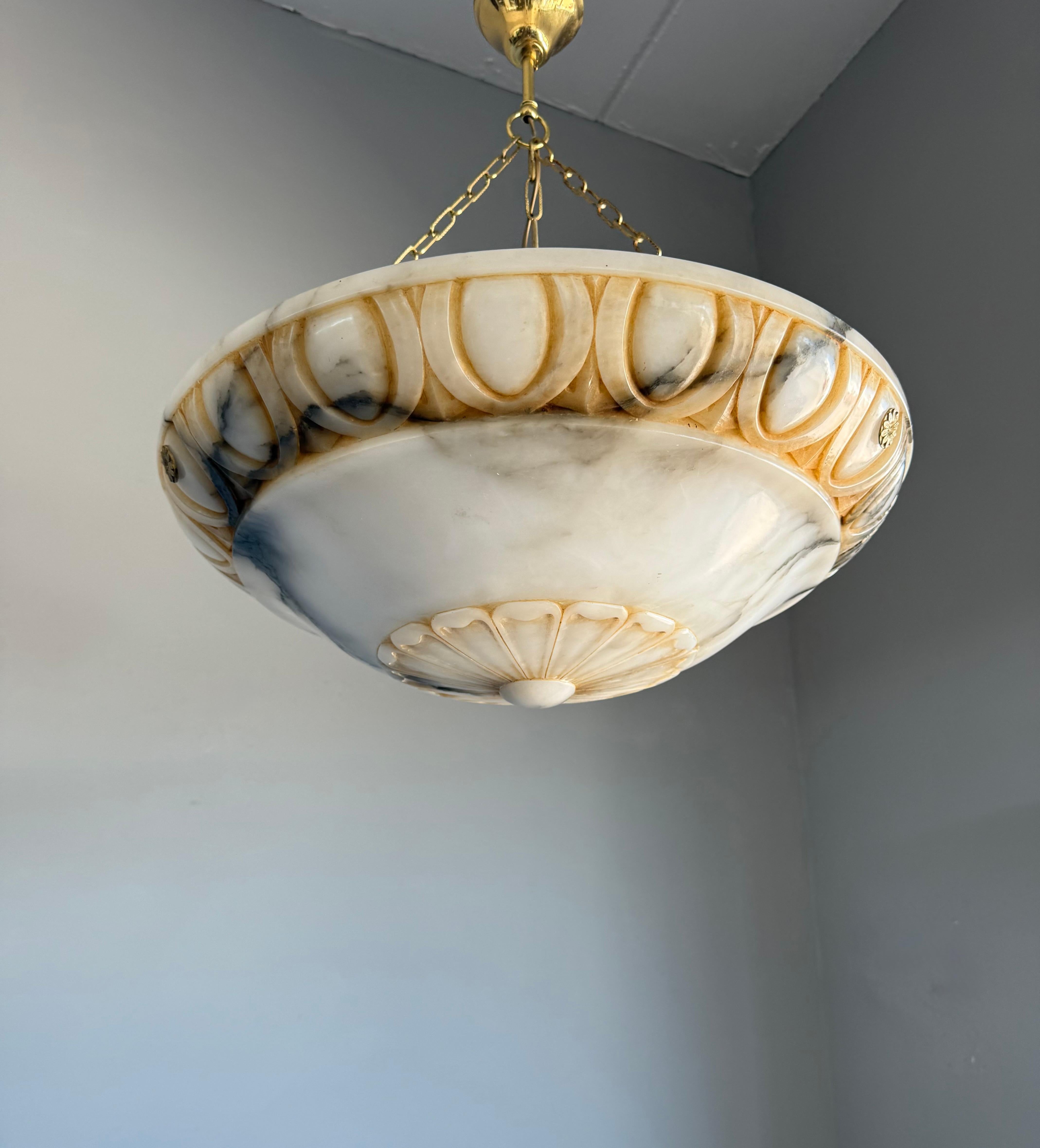 Grande Ø 20,5 e perfettamente bilanciata Luce a sospensione in alabastro antico lavorata a mano In condizioni ottime in vendita a Lisse, NL