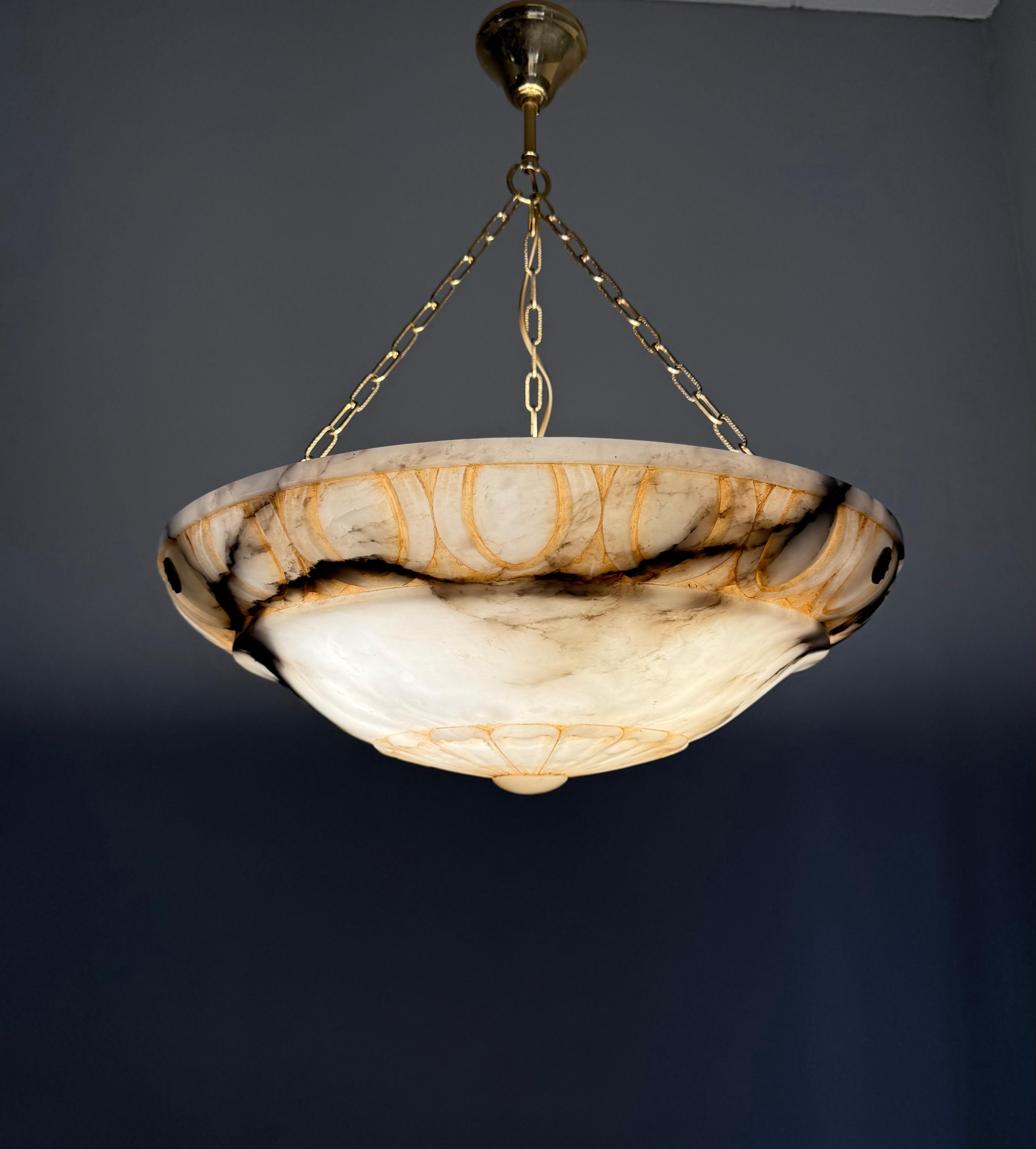 XX secolo Grande Ø 20,5 e perfettamente bilanciata Luce a sospensione in alabastro antico lavorata a mano in vendita