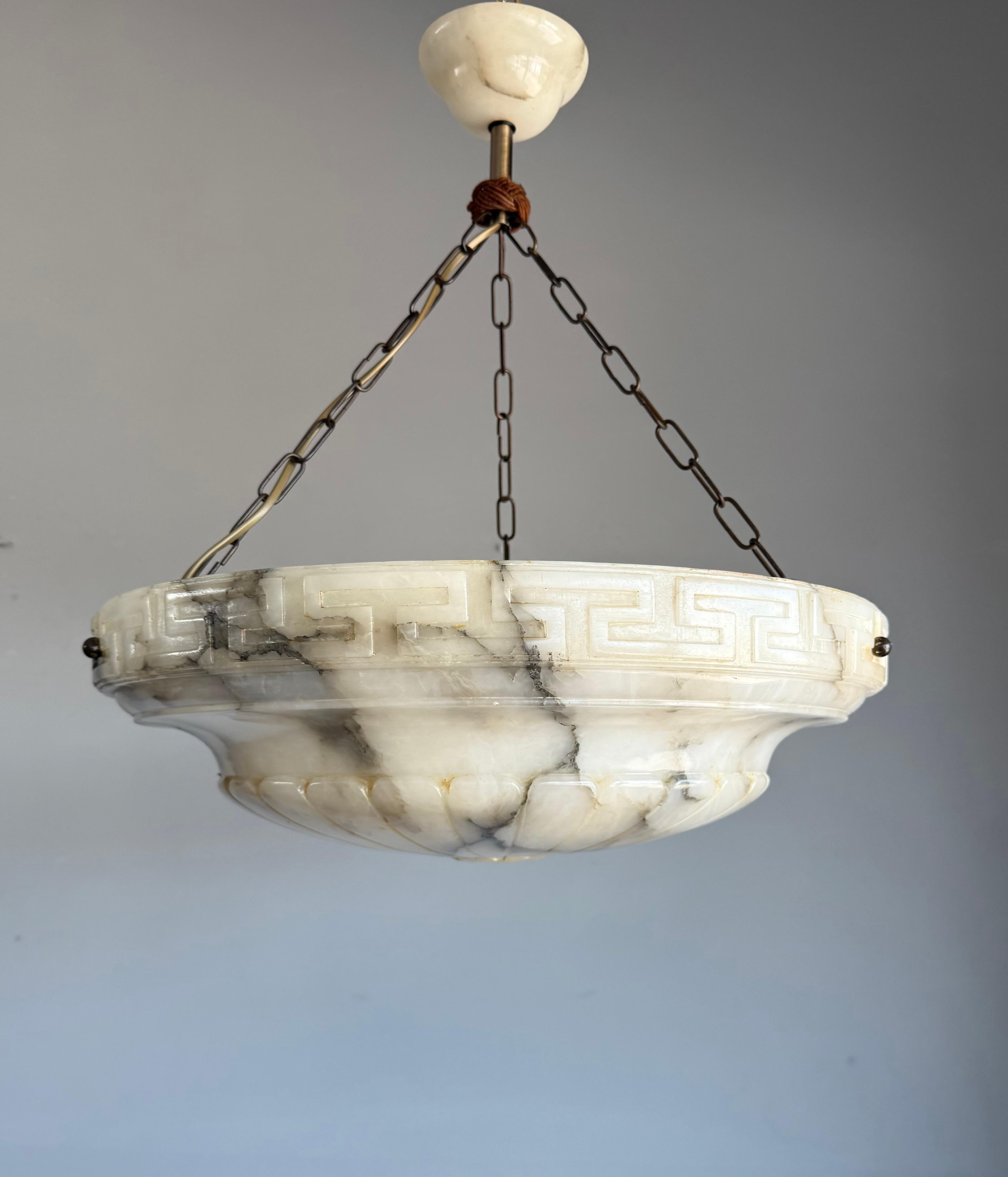 Lampada a sospensione in alabastro antico, grande e perfettamente bilanciata, realizzata a mano in vendita 1