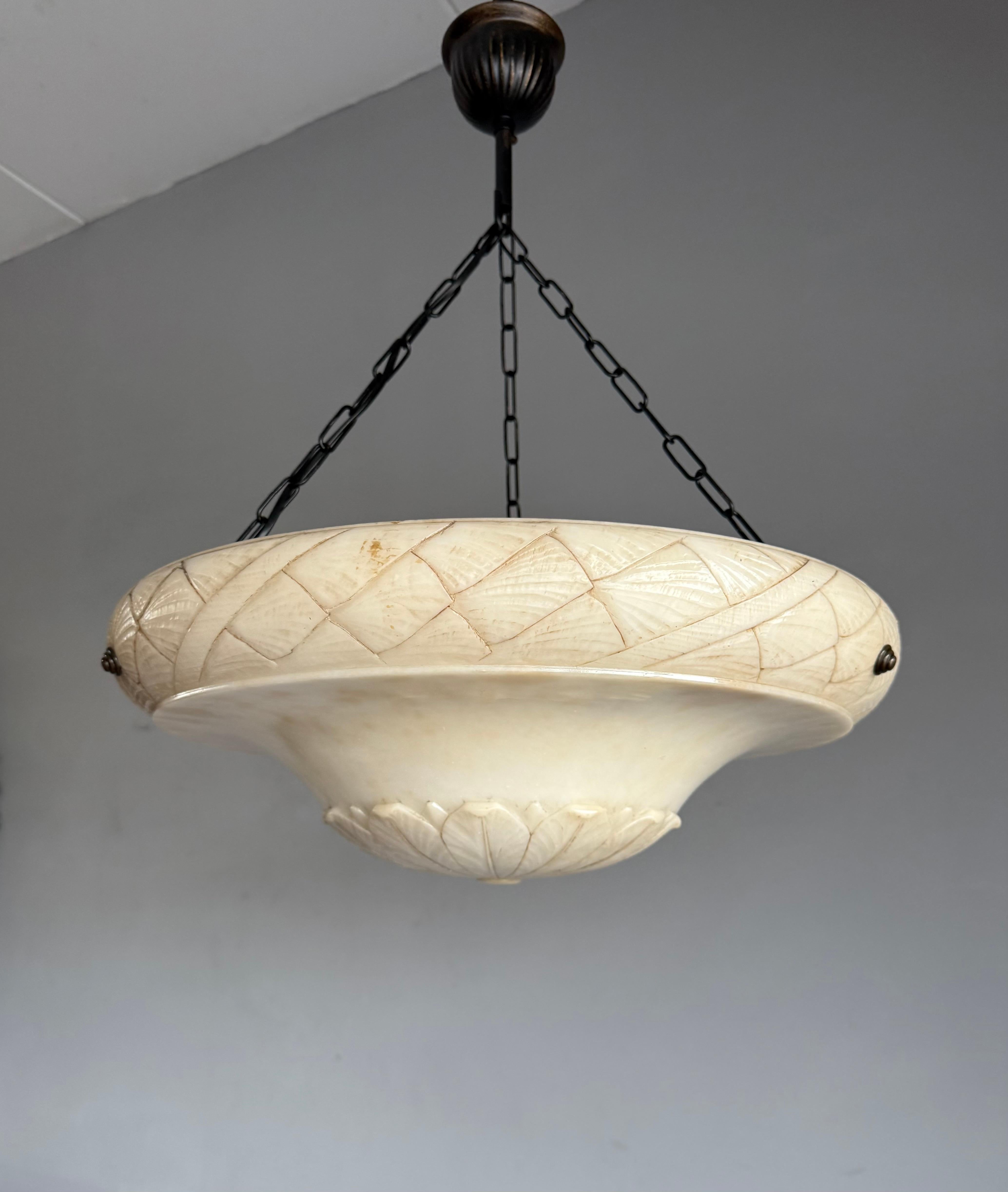 Lampada a sospensione in alabastro antico, grande e perfettamente bilanciata, realizzata a mano in vendita 2