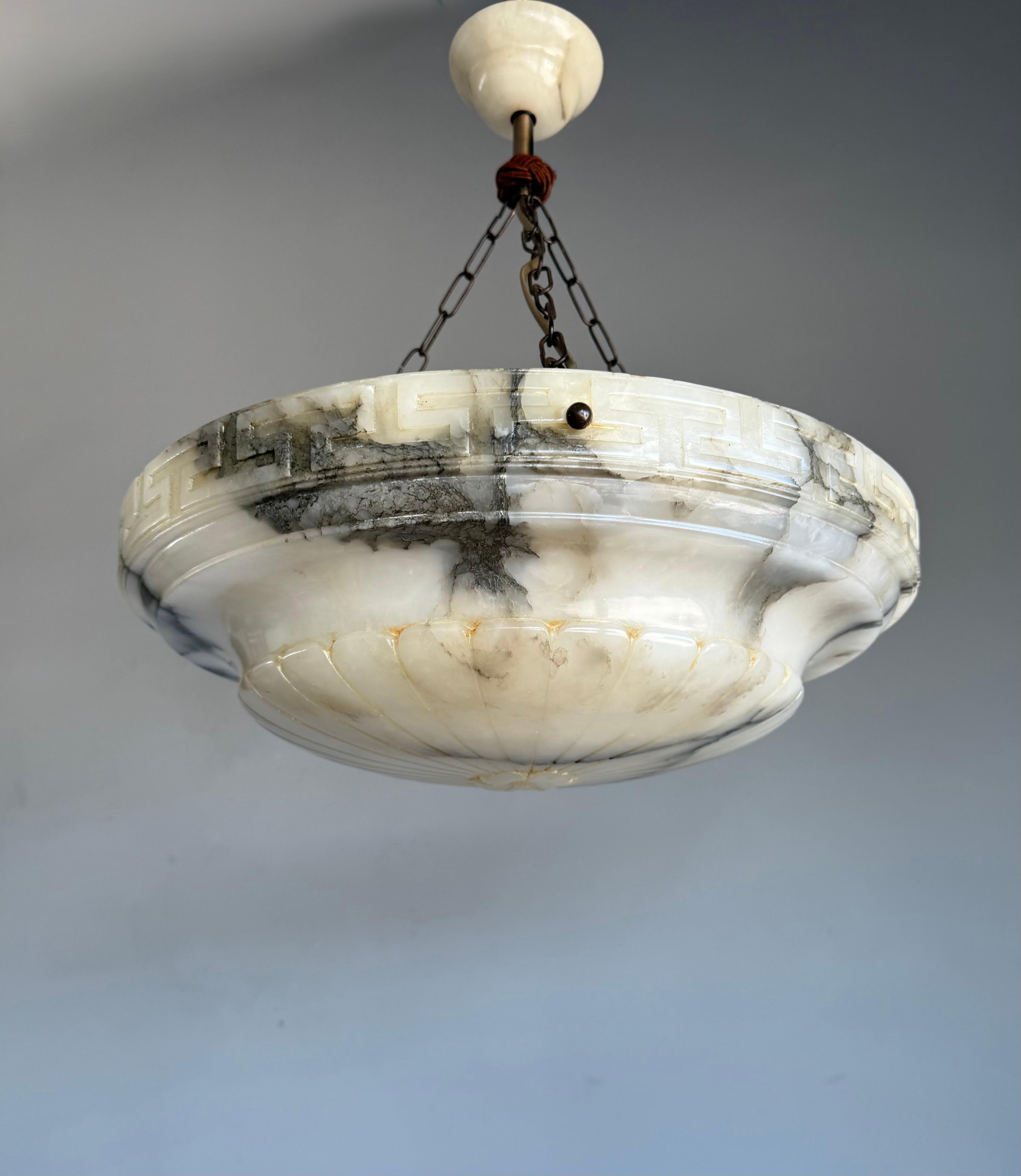 Lampada a sospensione in alabastro antico, grande e perfettamente bilanciata, realizzata a mano in vendita 2