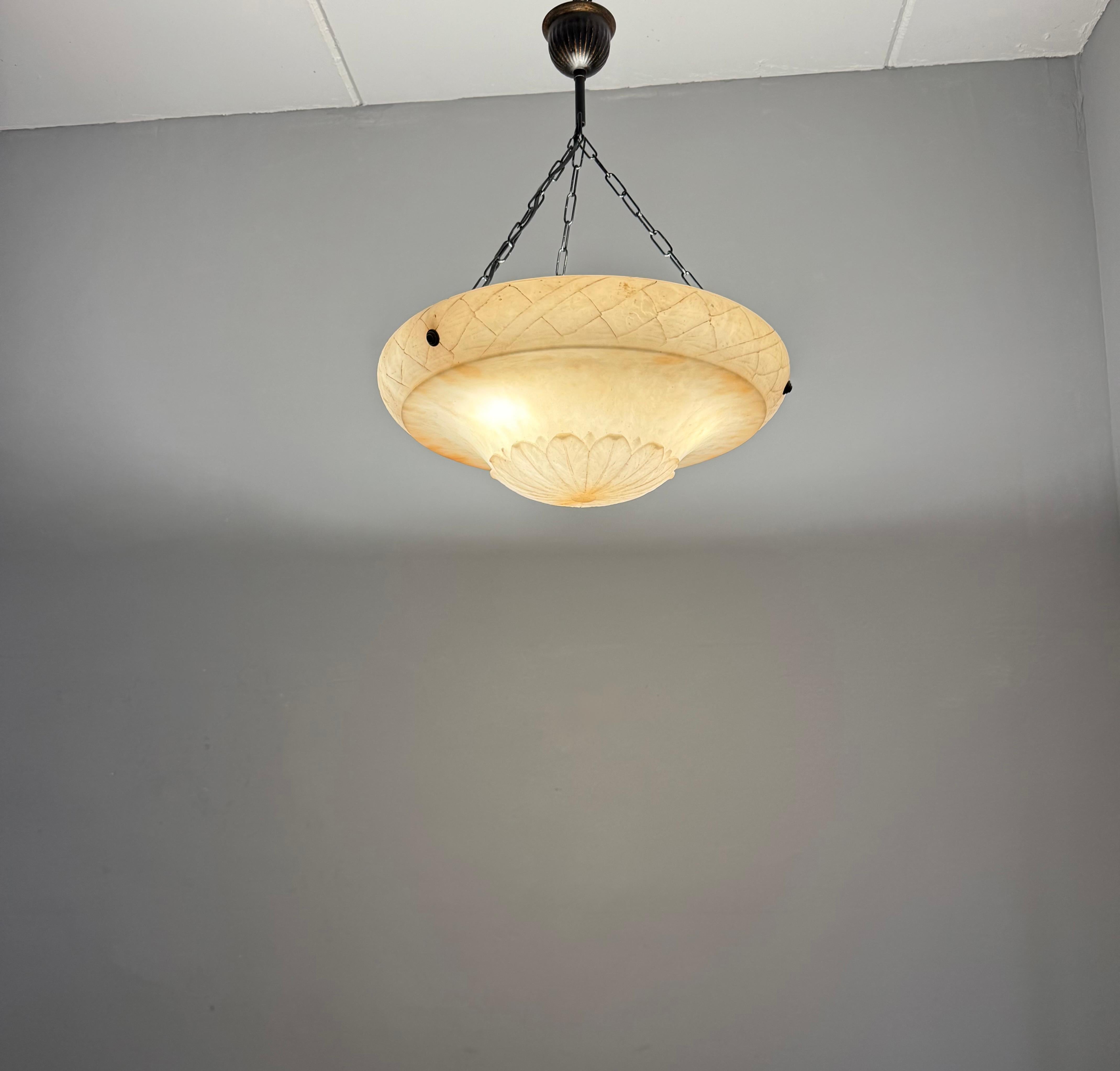 Lampada a sospensione in alabastro antico, grande e perfettamente bilanciata, realizzata a mano in vendita 3