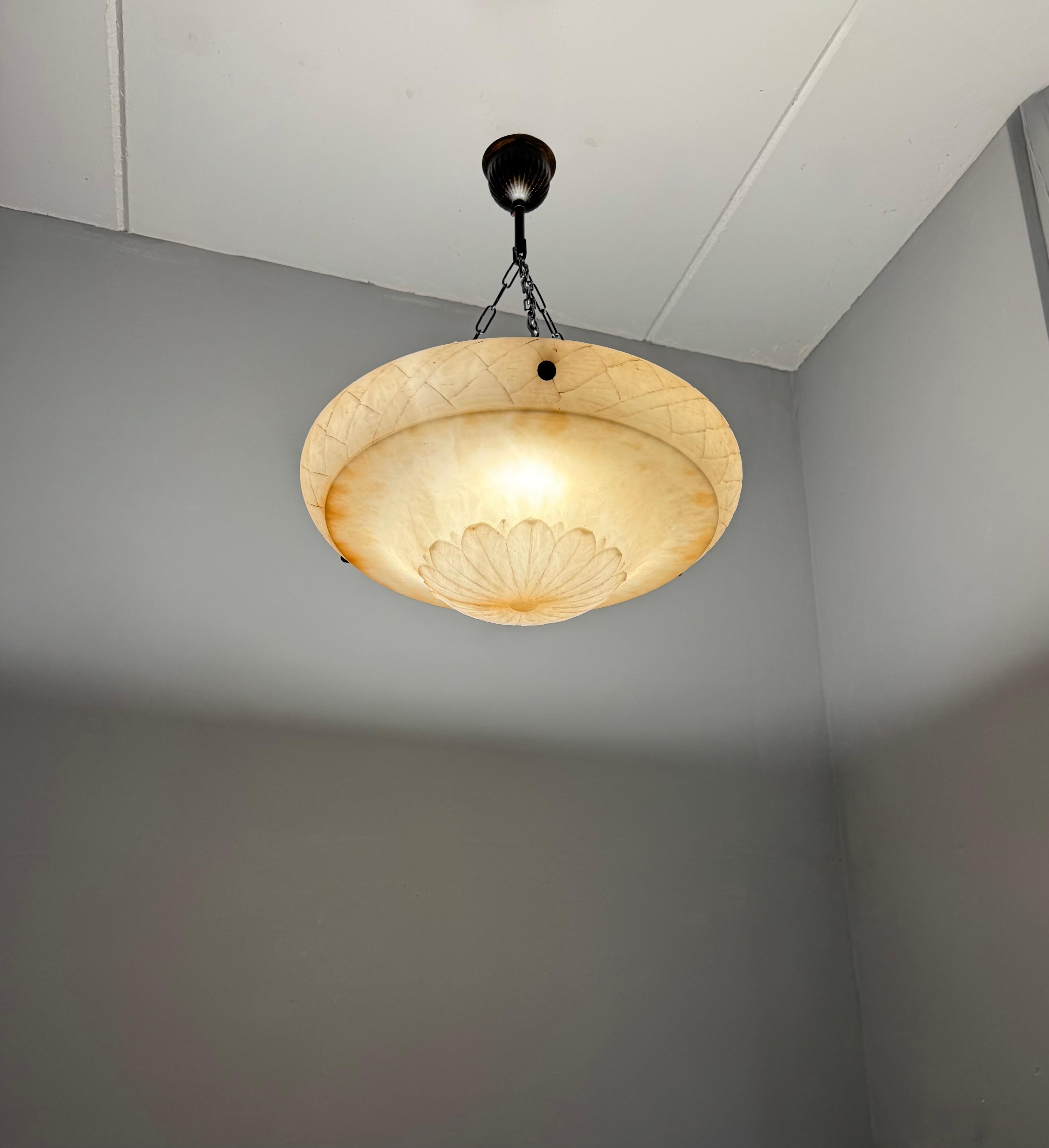 Lampada a sospensione in alabastro antico, grande e perfettamente bilanciata, realizzata a mano in vendita 4