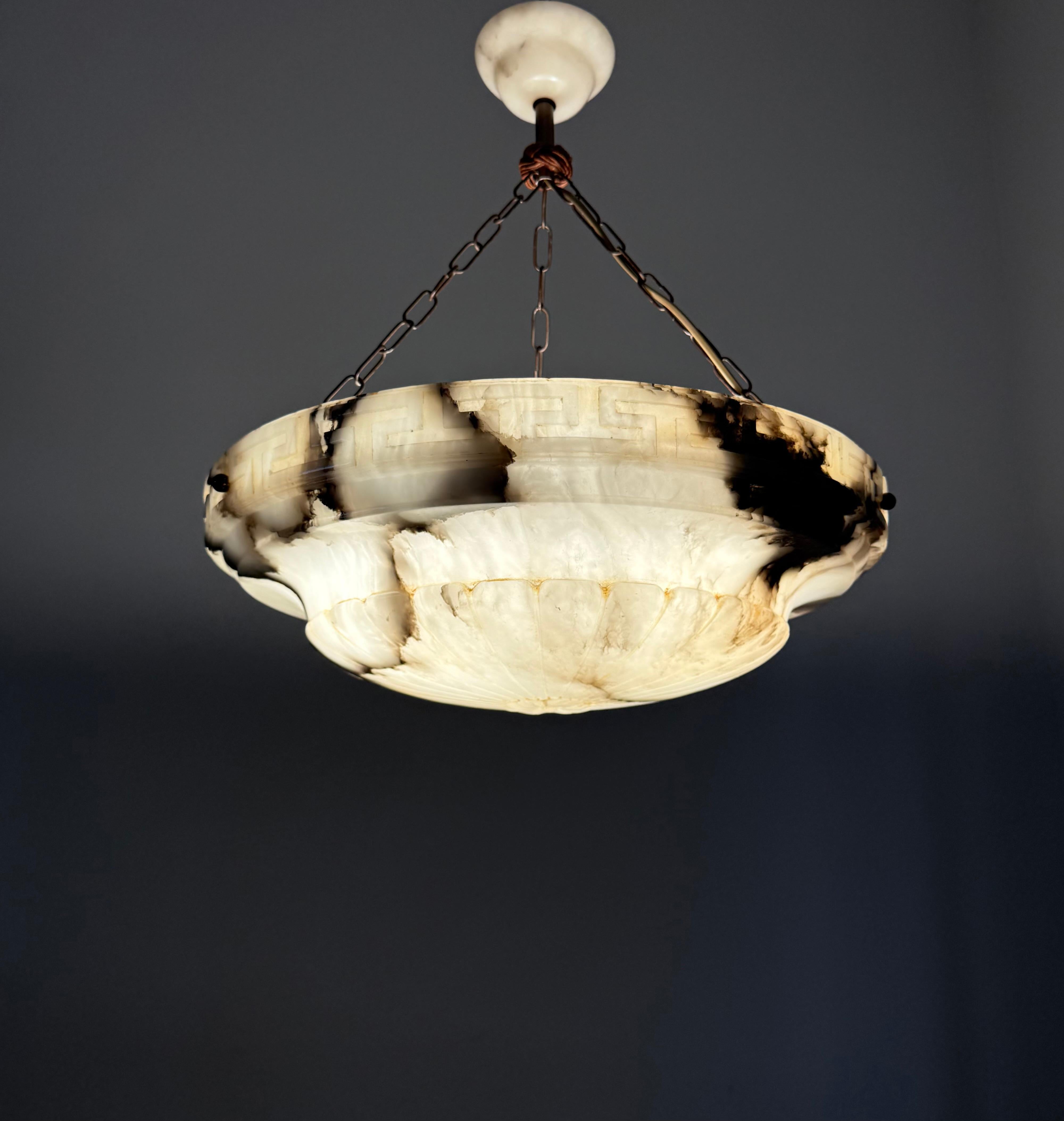 Lampada a sospensione in alabastro antico, grande e perfettamente bilanciata, realizzata a mano in vendita 4