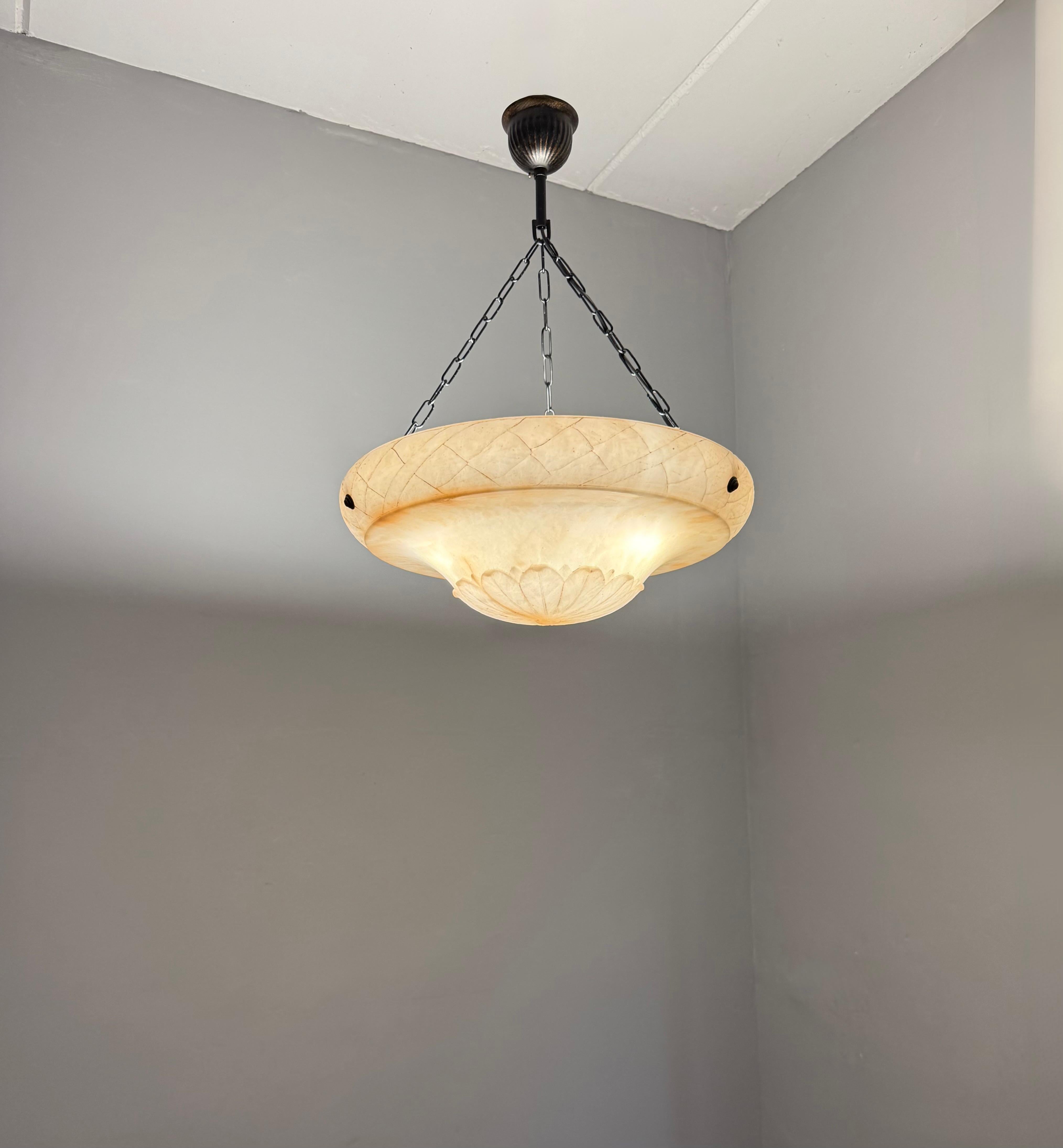 Lampada a sospensione in alabastro antico, grande e perfettamente bilanciata, realizzata a mano in vendita 5