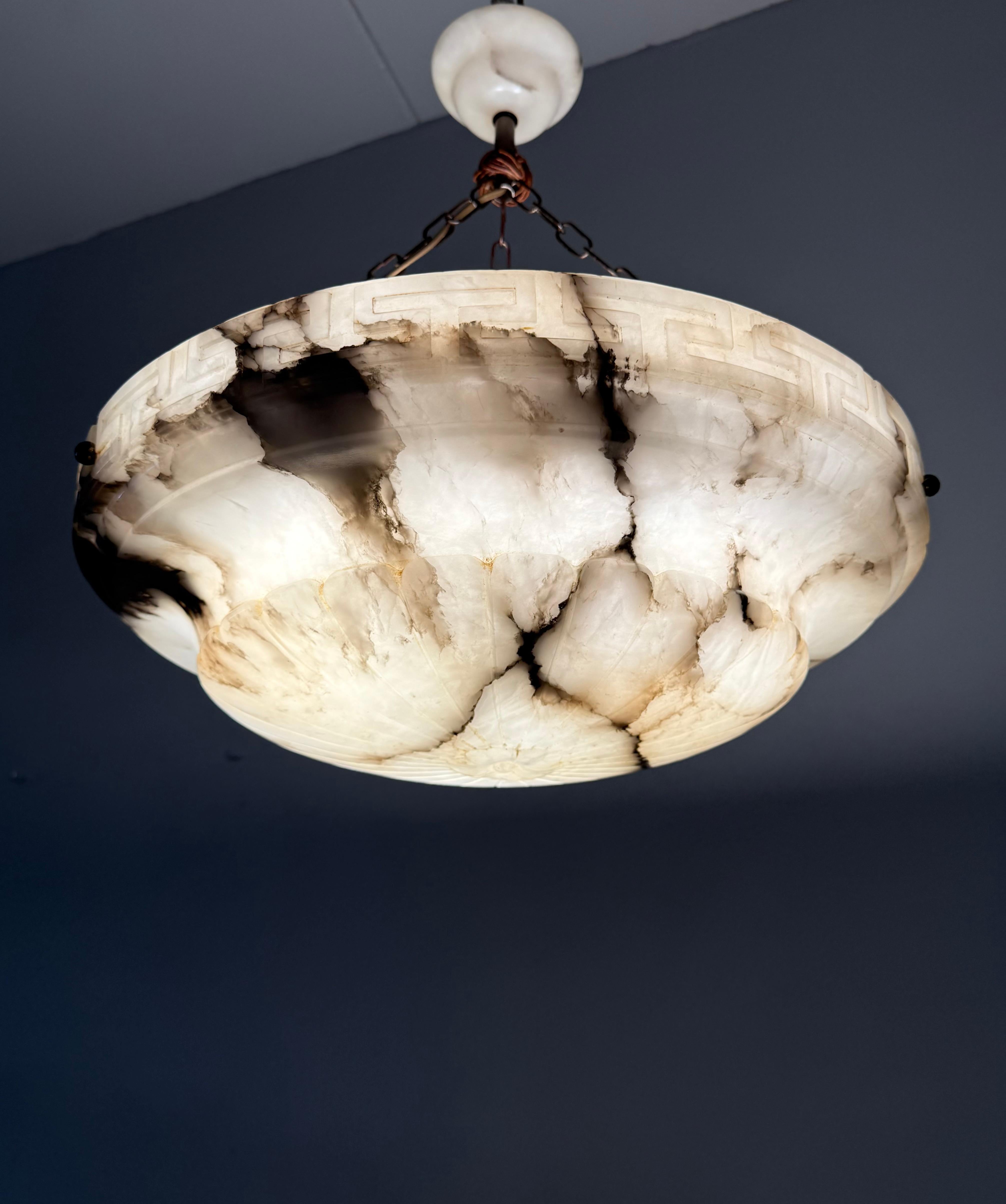 Lampada a sospensione in alabastro antico, grande e perfettamente bilanciata, realizzata a mano in vendita 5