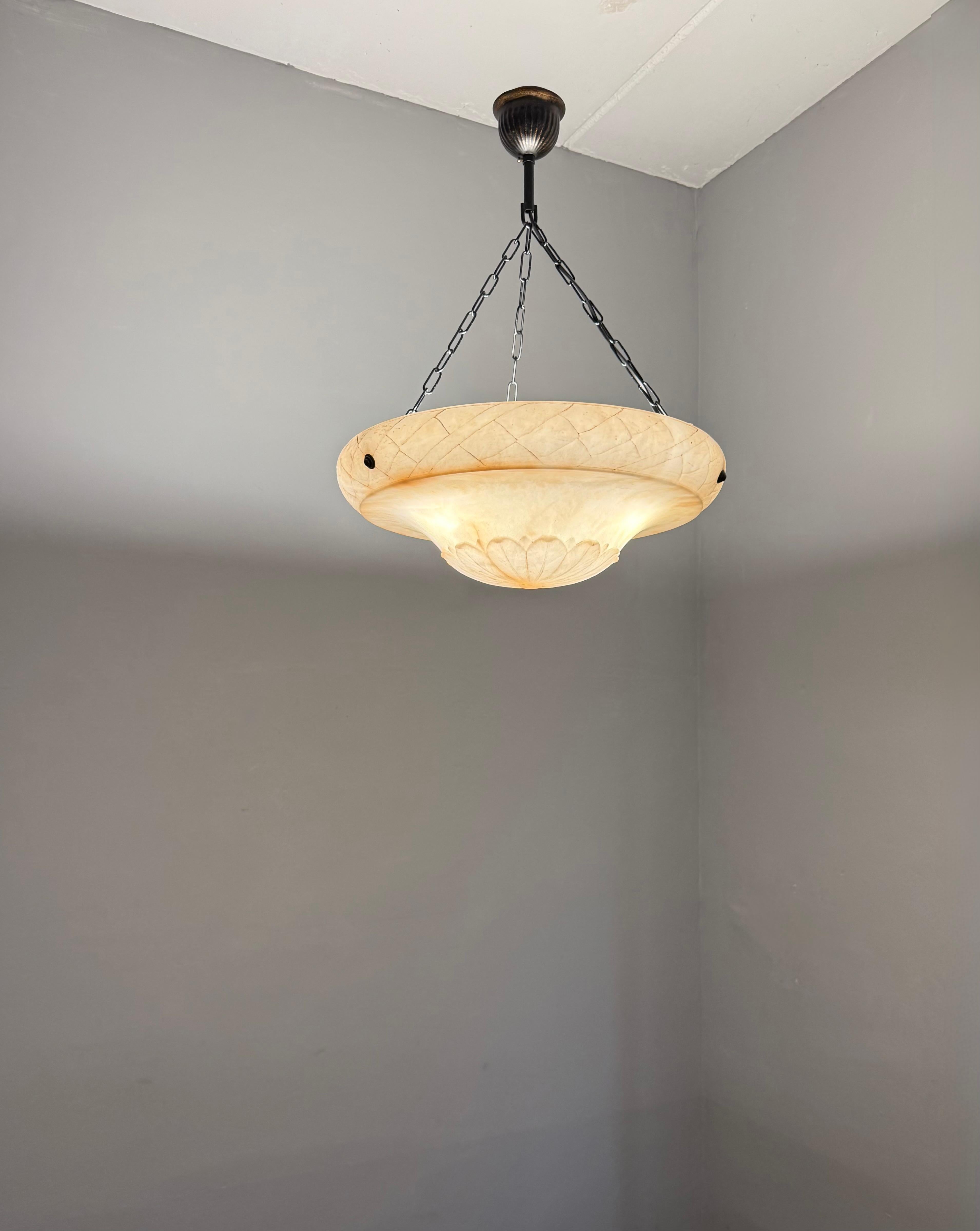 Lampada a sospensione in alabastro antico, grande e perfettamente bilanciata, realizzata a mano in vendita 6