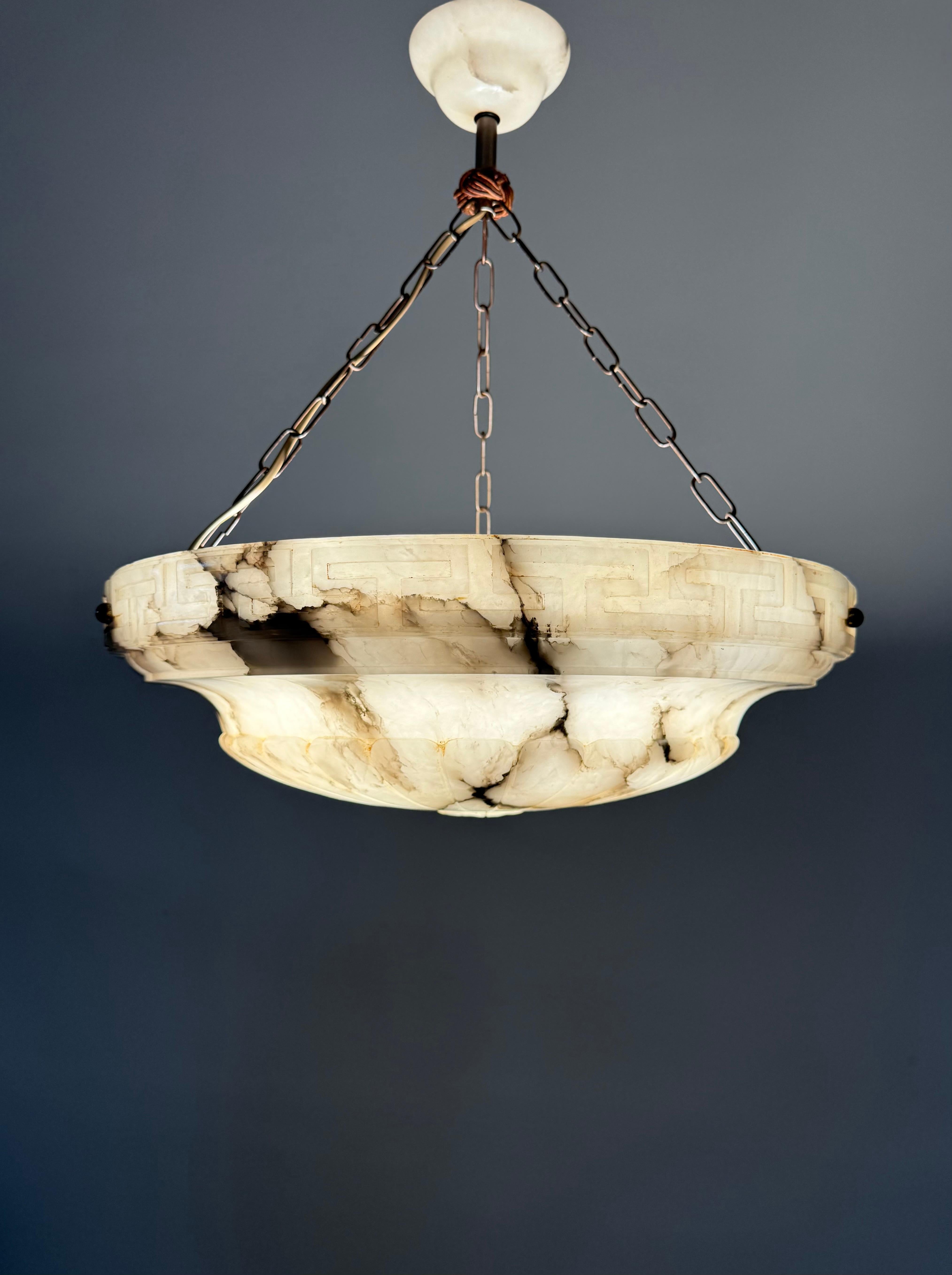 Lampada a sospensione in alabastro antico, grande e perfettamente bilanciata, realizzata a mano in vendita 6