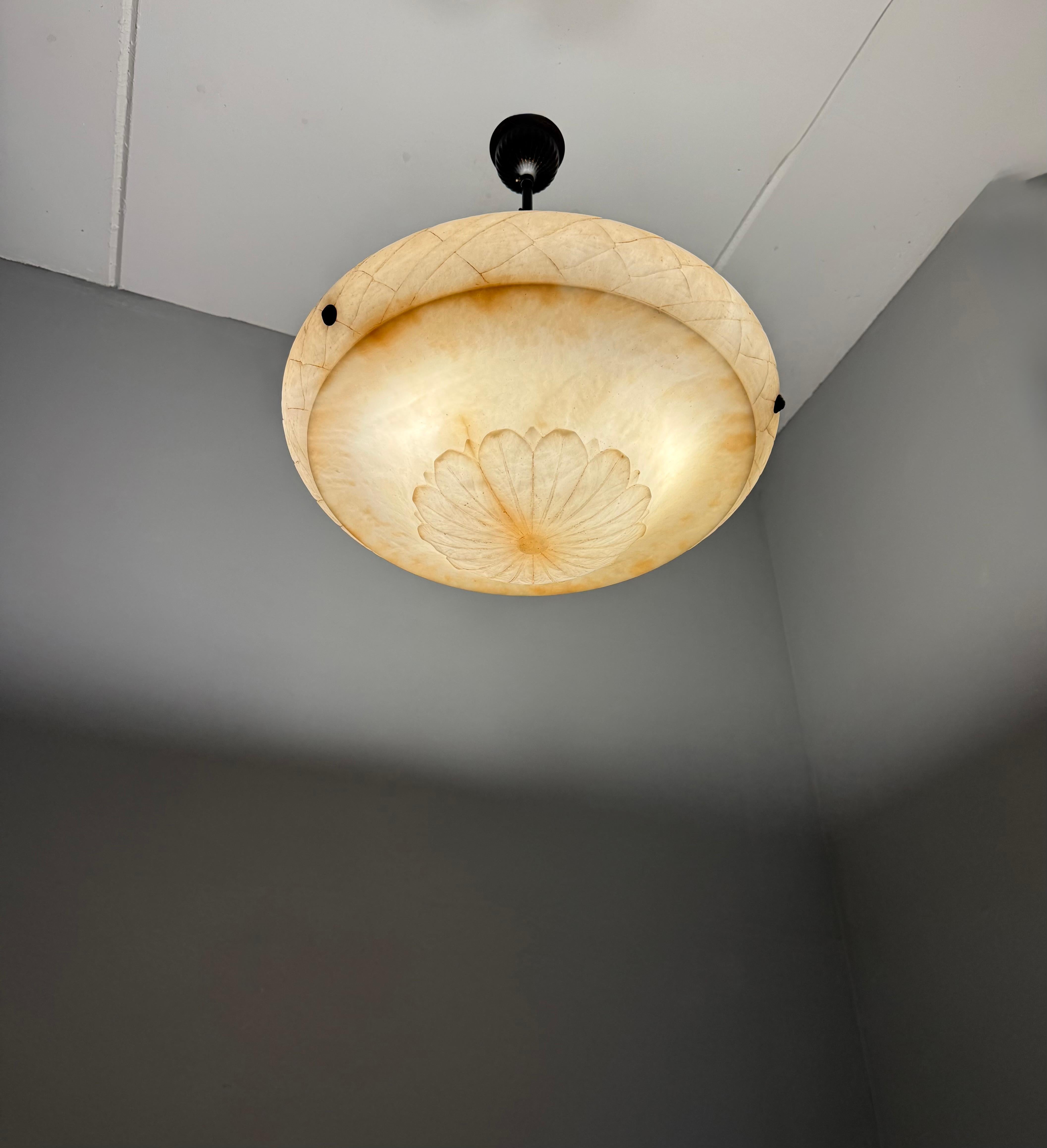 Lampada a sospensione in alabastro antico, grande e perfettamente bilanciata, realizzata a mano in vendita 7