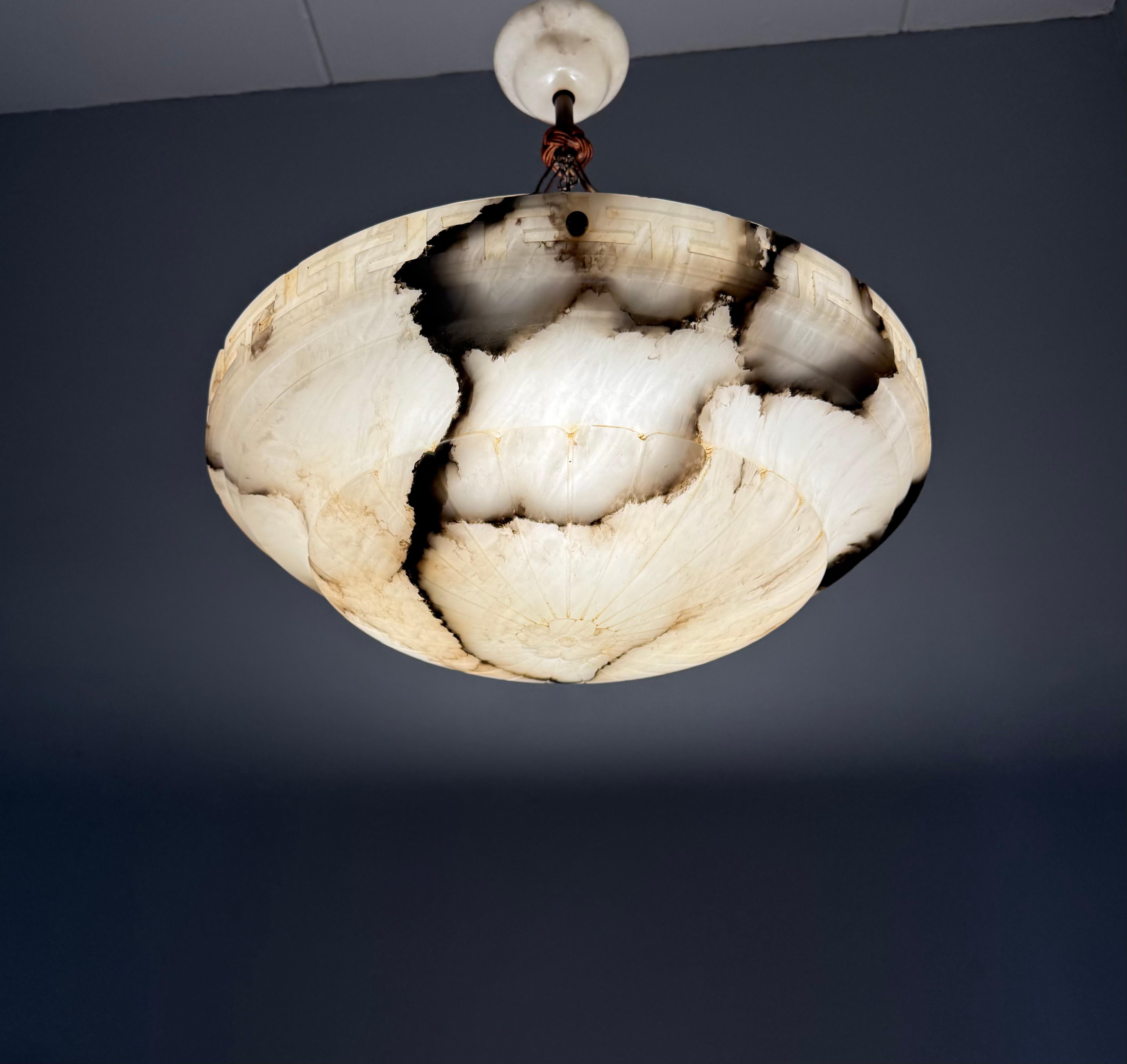 Lampada a sospensione in alabastro antico, grande e perfettamente bilanciata, realizzata a mano in vendita 7