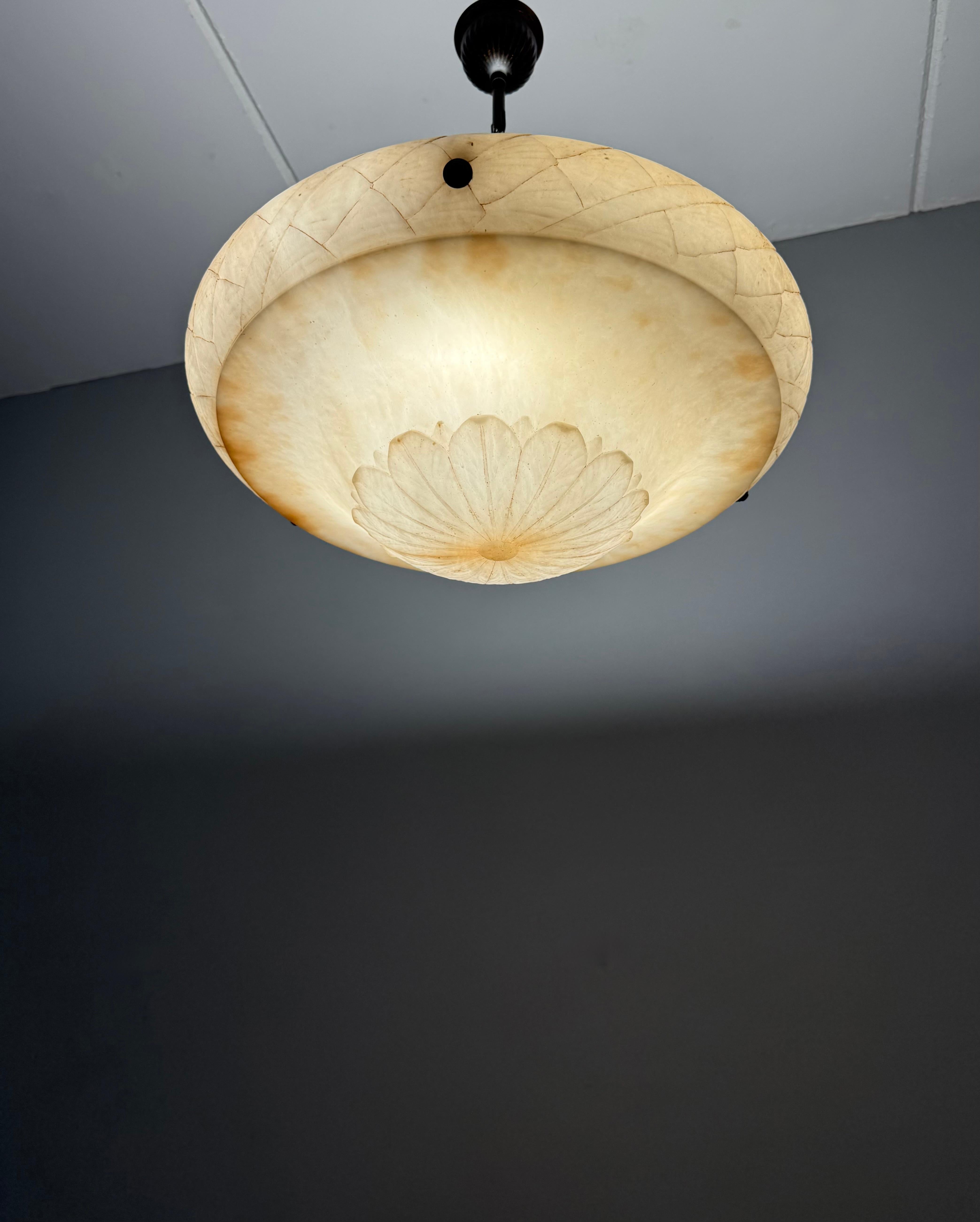 Lampada a sospensione in alabastro antico, grande e perfettamente bilanciata, realizzata a mano in vendita 8