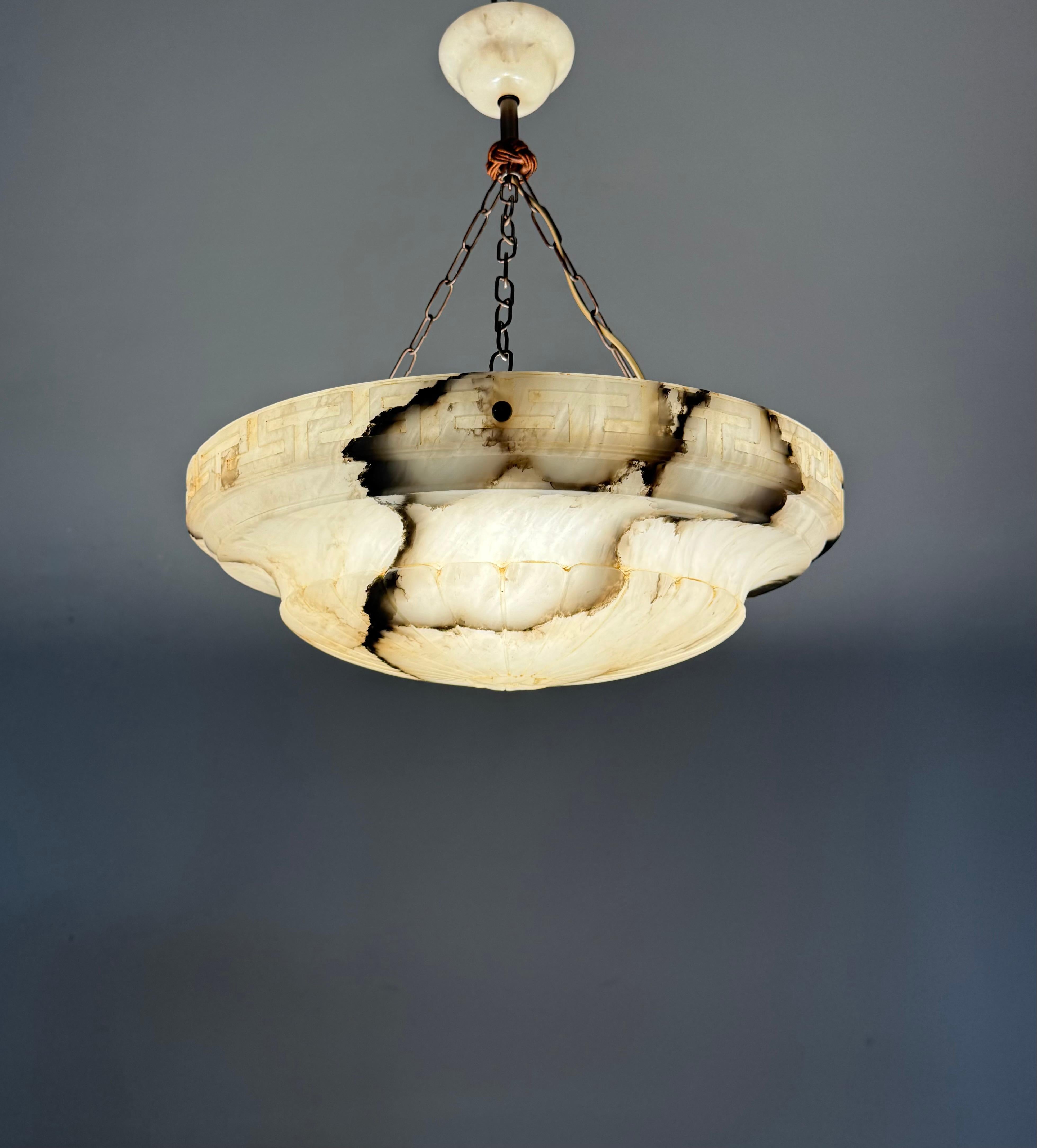 Lampada a sospensione in alabastro antico, grande e perfettamente bilanciata, realizzata a mano in vendita 8