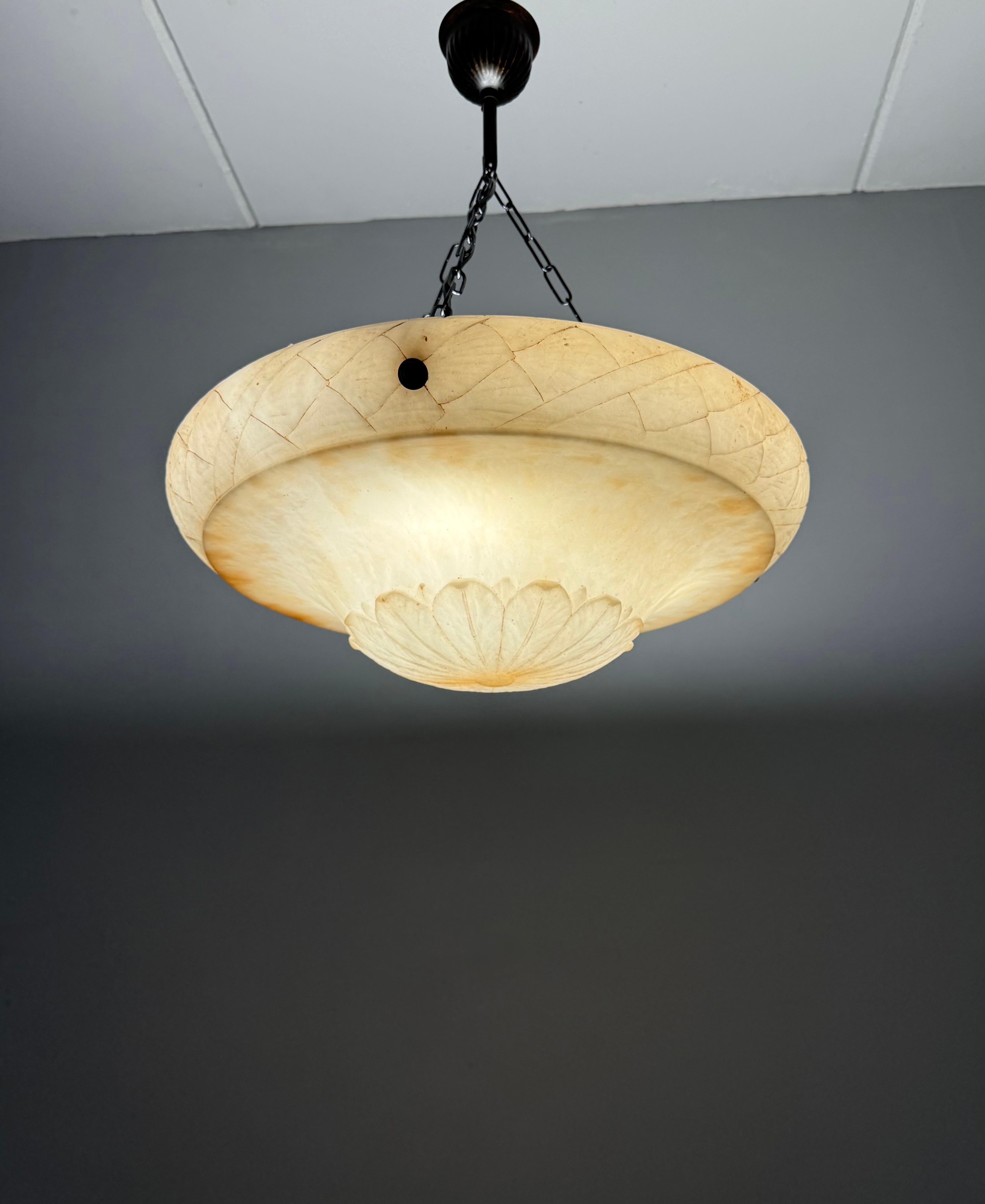 Lampada a sospensione in alabastro antico, grande e perfettamente bilanciata, realizzata a mano in vendita 9