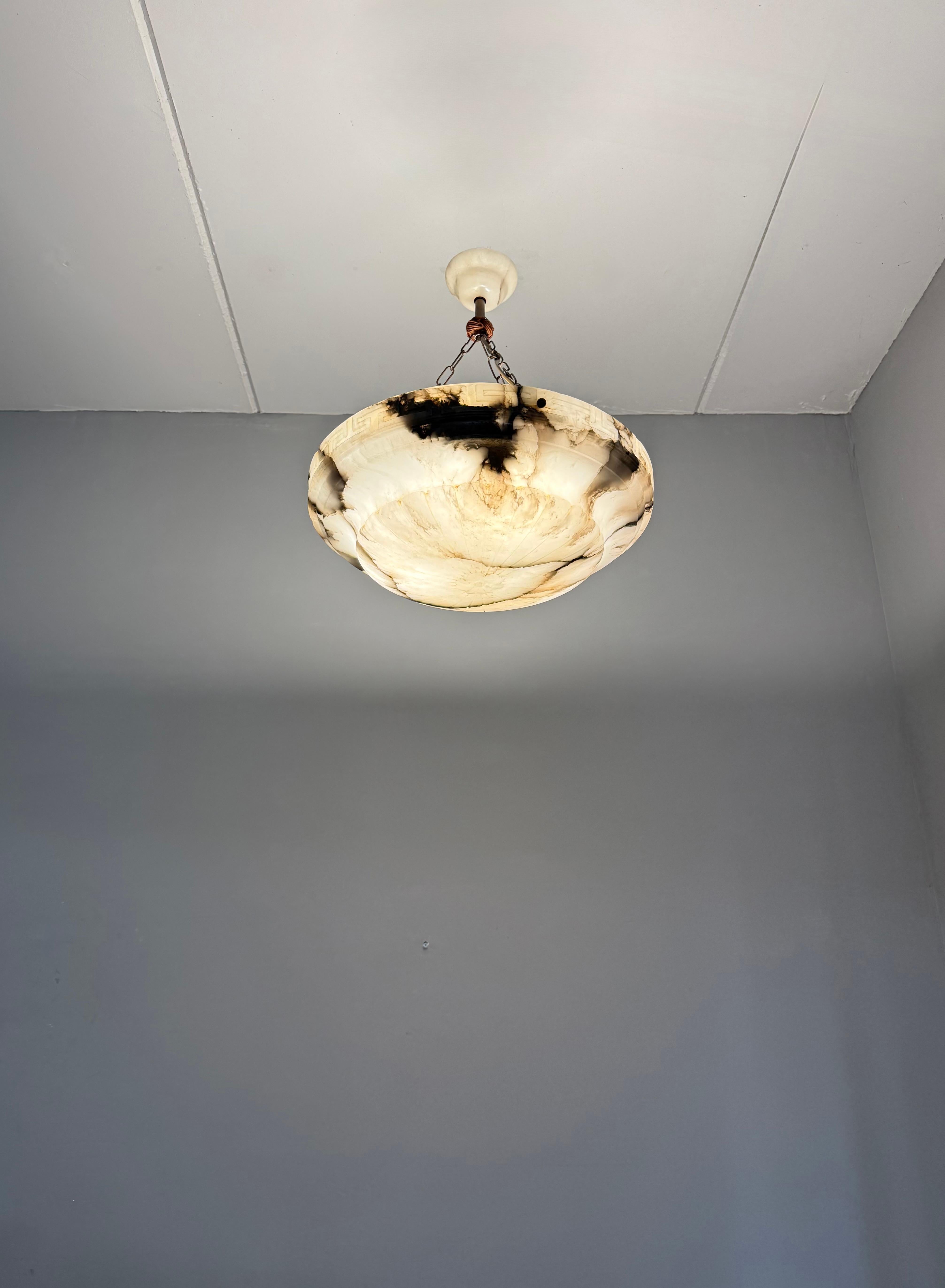 Lampada a sospensione in alabastro antico, grande e perfettamente bilanciata, realizzata a mano in vendita 9