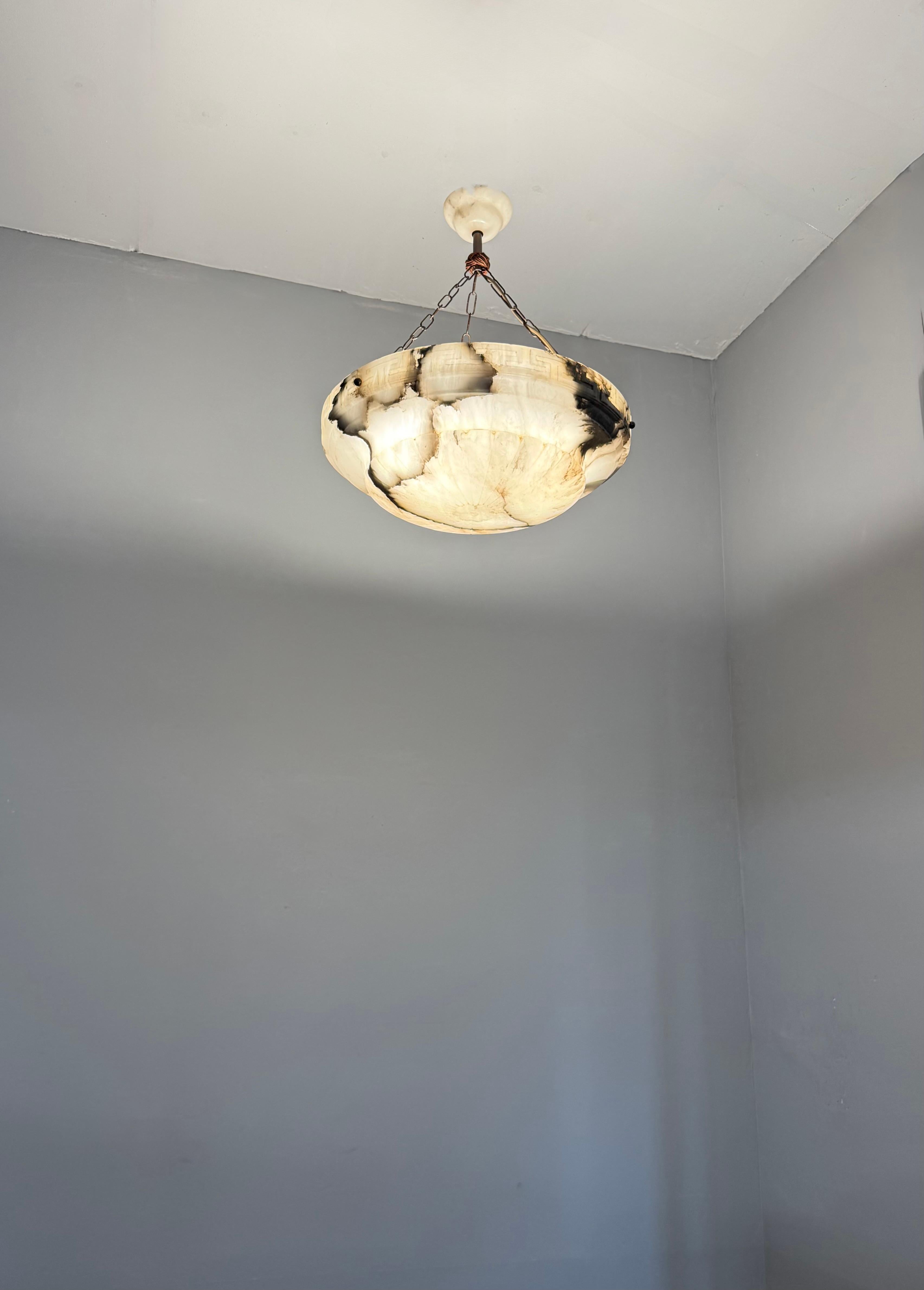 Lampada a sospensione in alabastro antico, grande e perfettamente bilanciata, realizzata a mano in vendita 11