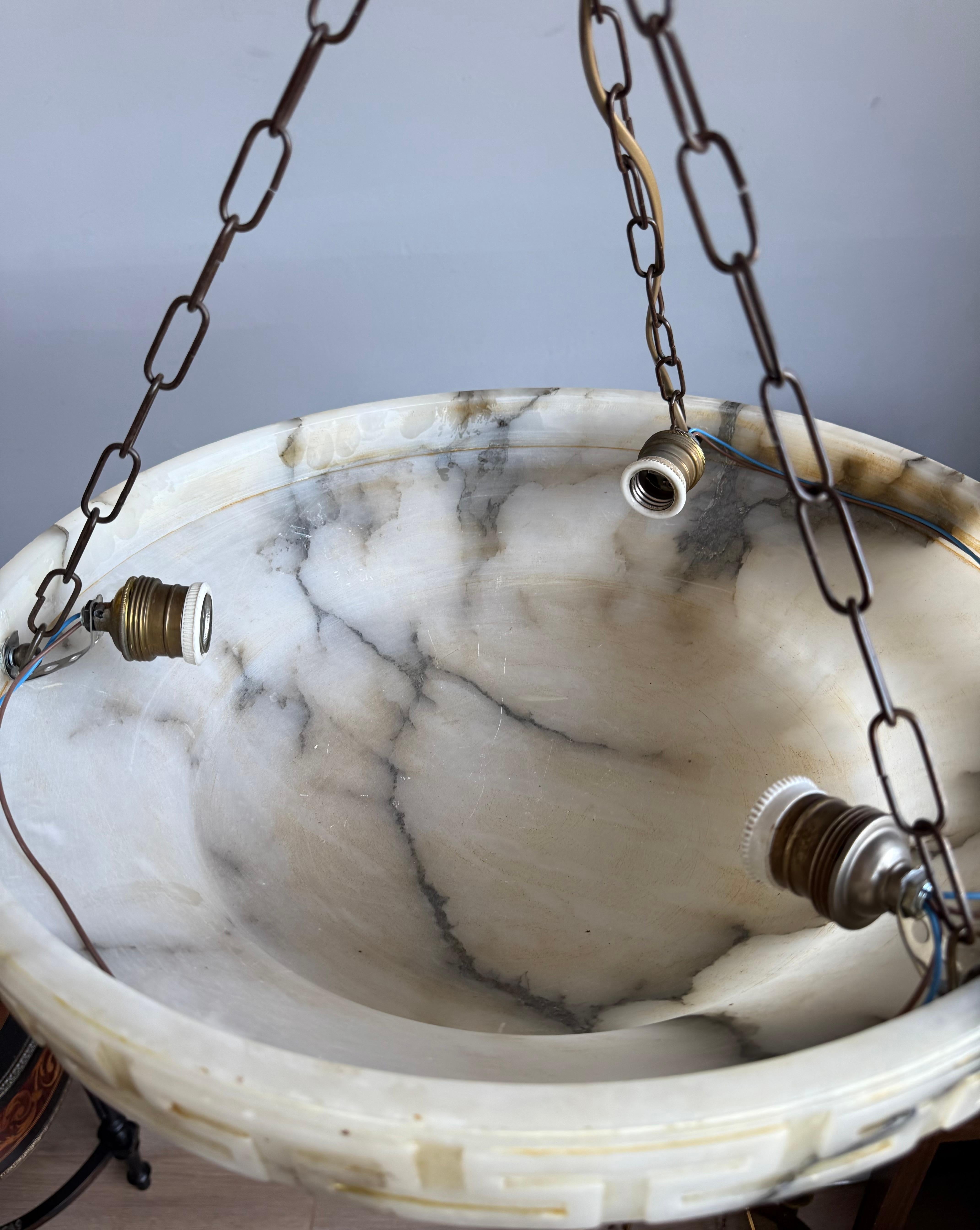 Lampada a sospensione in alabastro antico, grande e perfettamente bilanciata, realizzata a mano in vendita 12