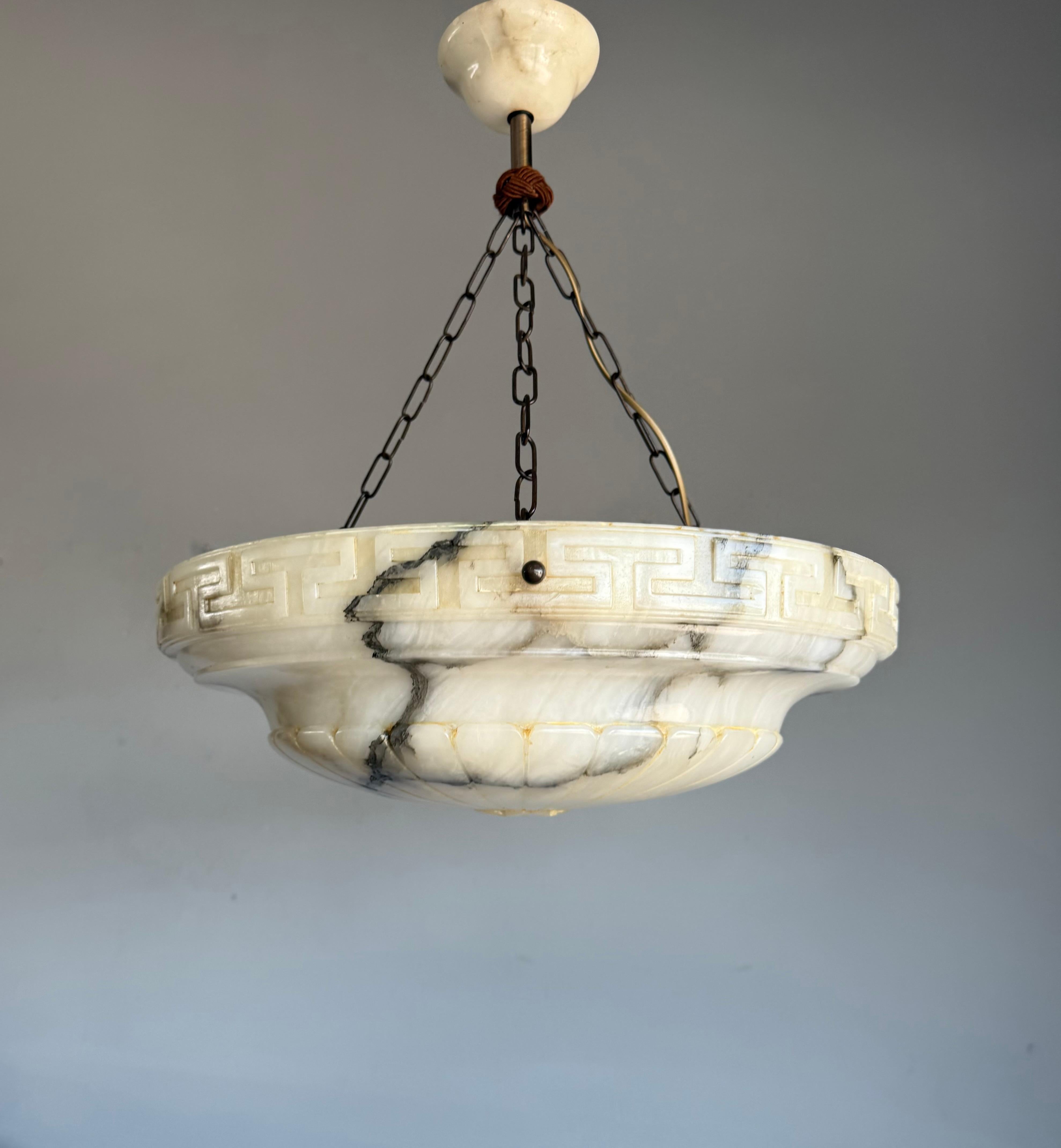 Stupendo lampadario neoclassico a 3 luci in alabastro di 19,8 pollici di diametro, capolavoro intagliato a mano, 1920 ca.

Grazie alle sue dimensioni imponenti e alla sua forma neoclassica senza tempo, questo straordinario lampadario in alabastro è