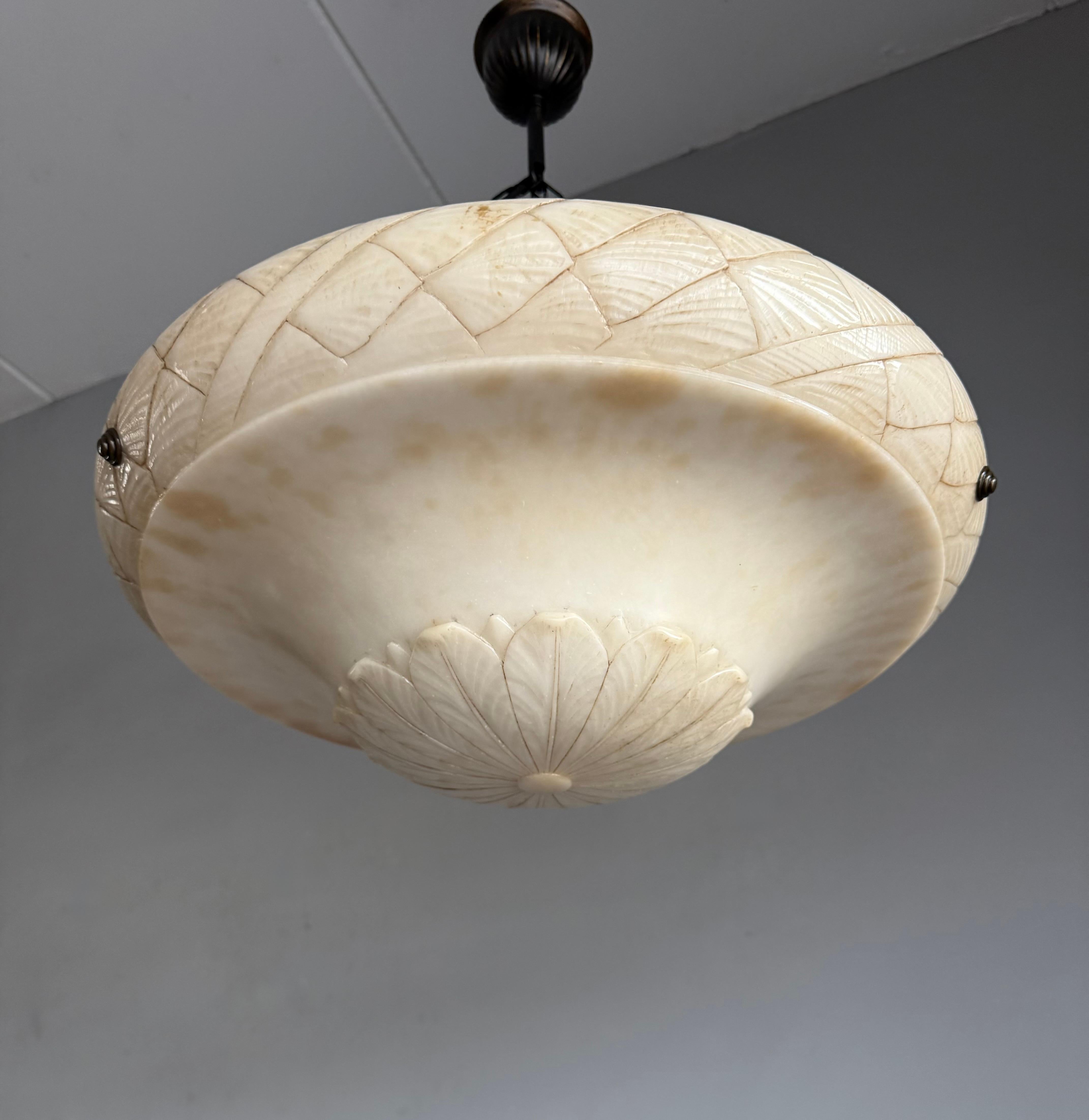 Arts and Crafts Lampada a sospensione in alabastro antico, grande e perfettamente bilanciata, realizzata a mano in vendita