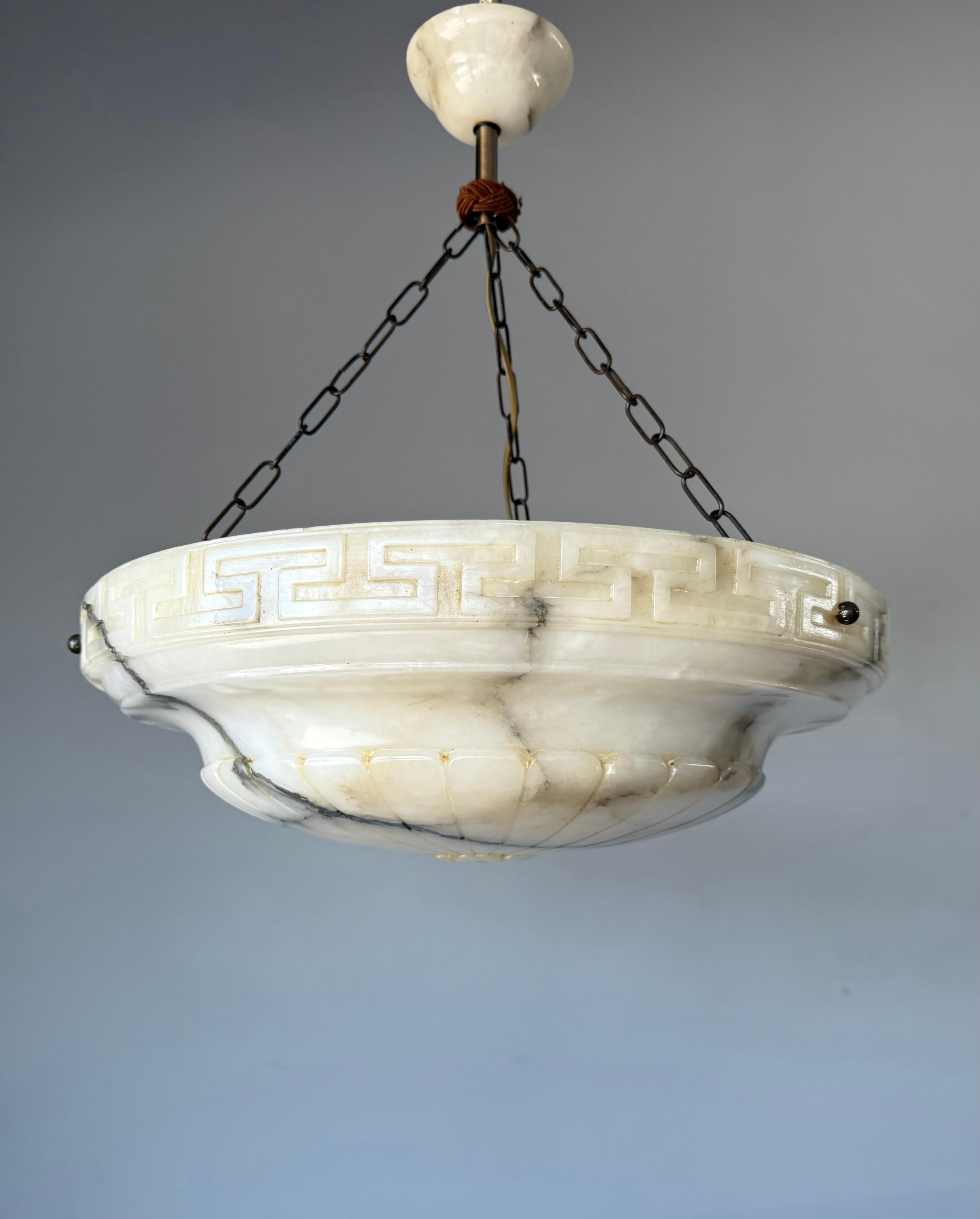 Neoclassico Lampada a sospensione in alabastro antico, grande e perfettamente bilanciata, realizzata a mano in vendita
