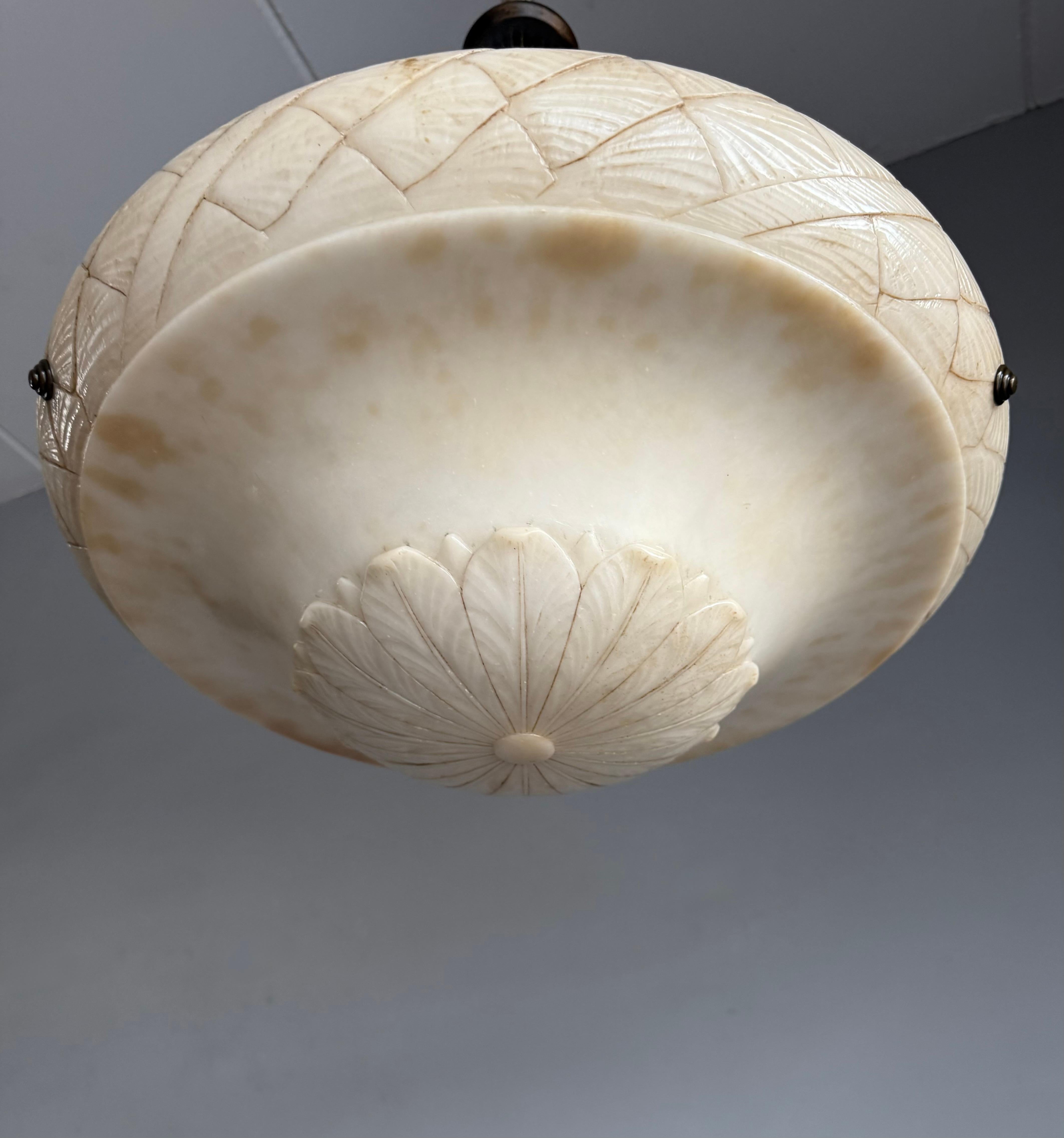 Italiano Lampada a sospensione in alabastro antico, grande e perfettamente bilanciata, realizzata a mano in vendita