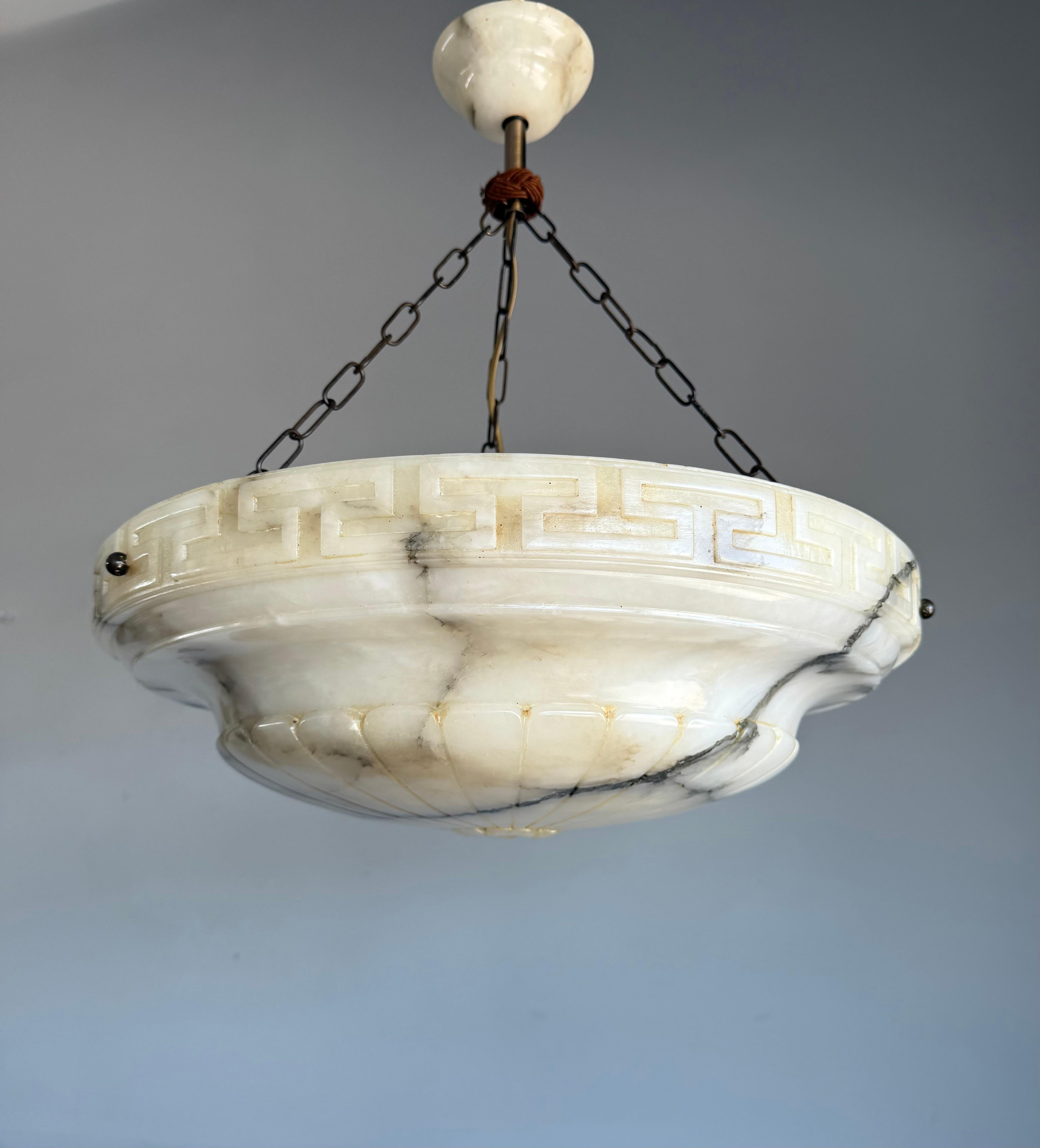 Italiano Lampada a sospensione in alabastro antico, grande e perfettamente bilanciata, realizzata a mano in vendita