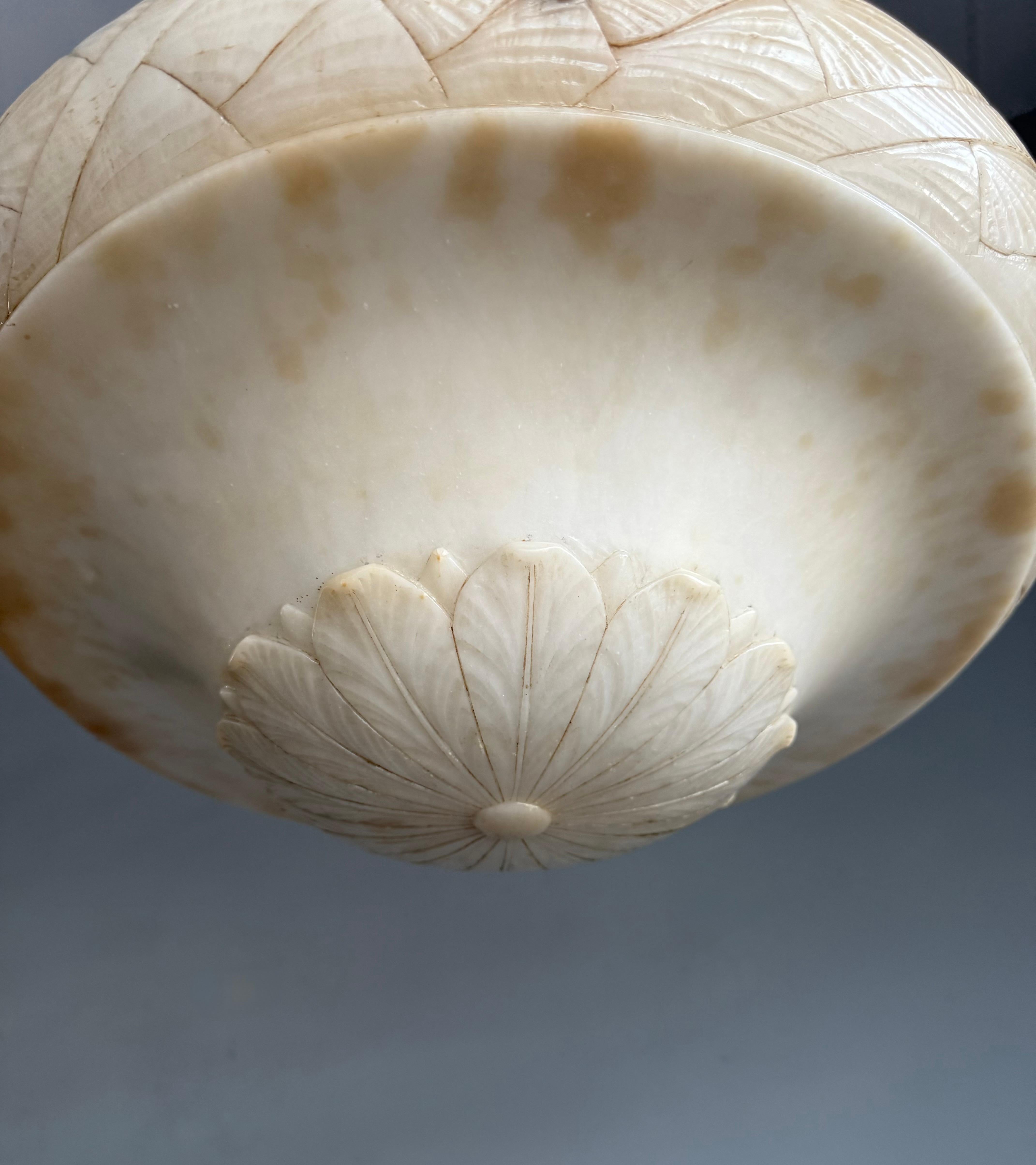 Intagliato a mano Lampada a sospensione in alabastro antico, grande e perfettamente bilanciata, realizzata a mano in vendita