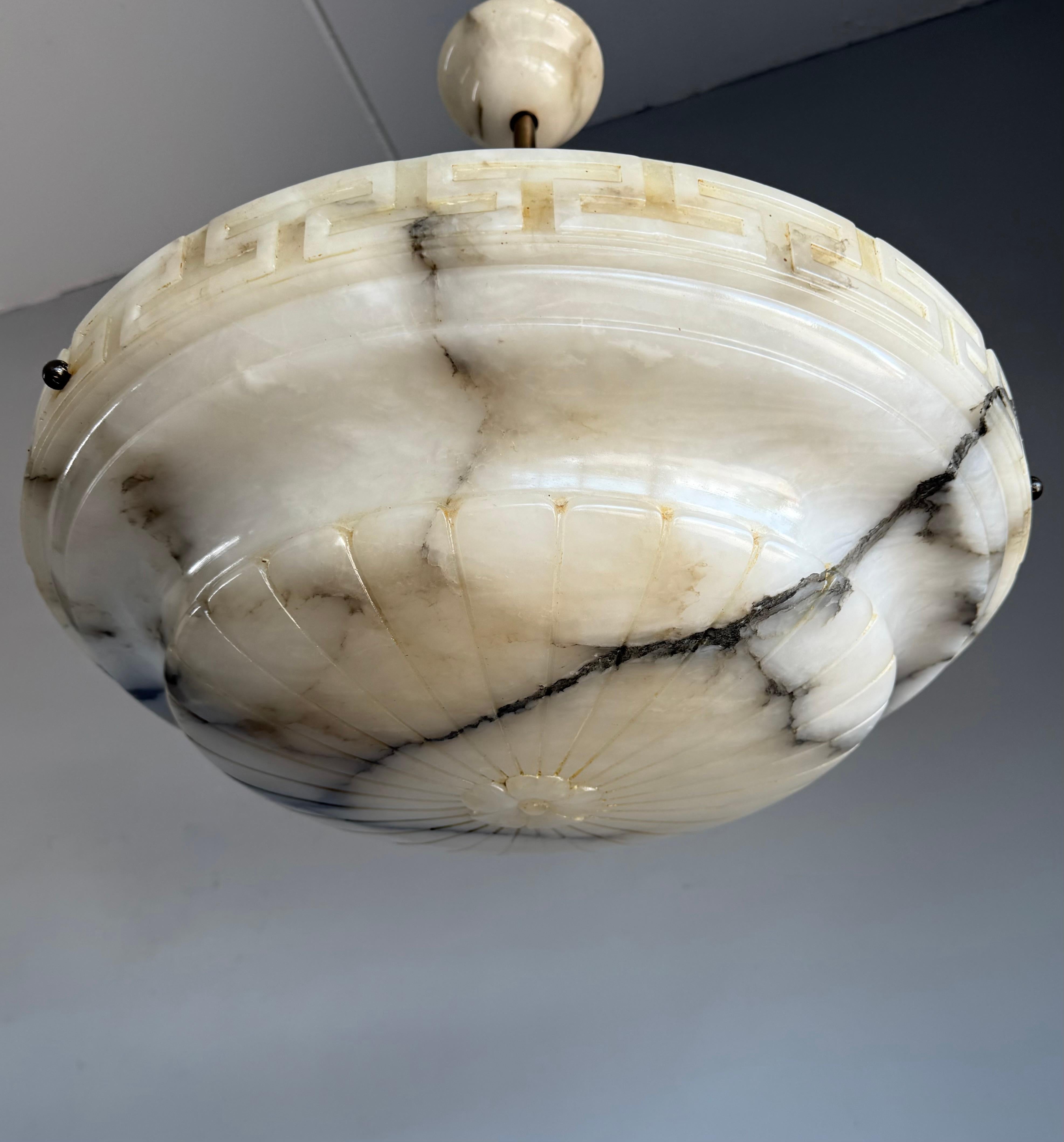 Intagliato a mano Lampada a sospensione in alabastro antico, grande e perfettamente bilanciata, realizzata a mano in vendita