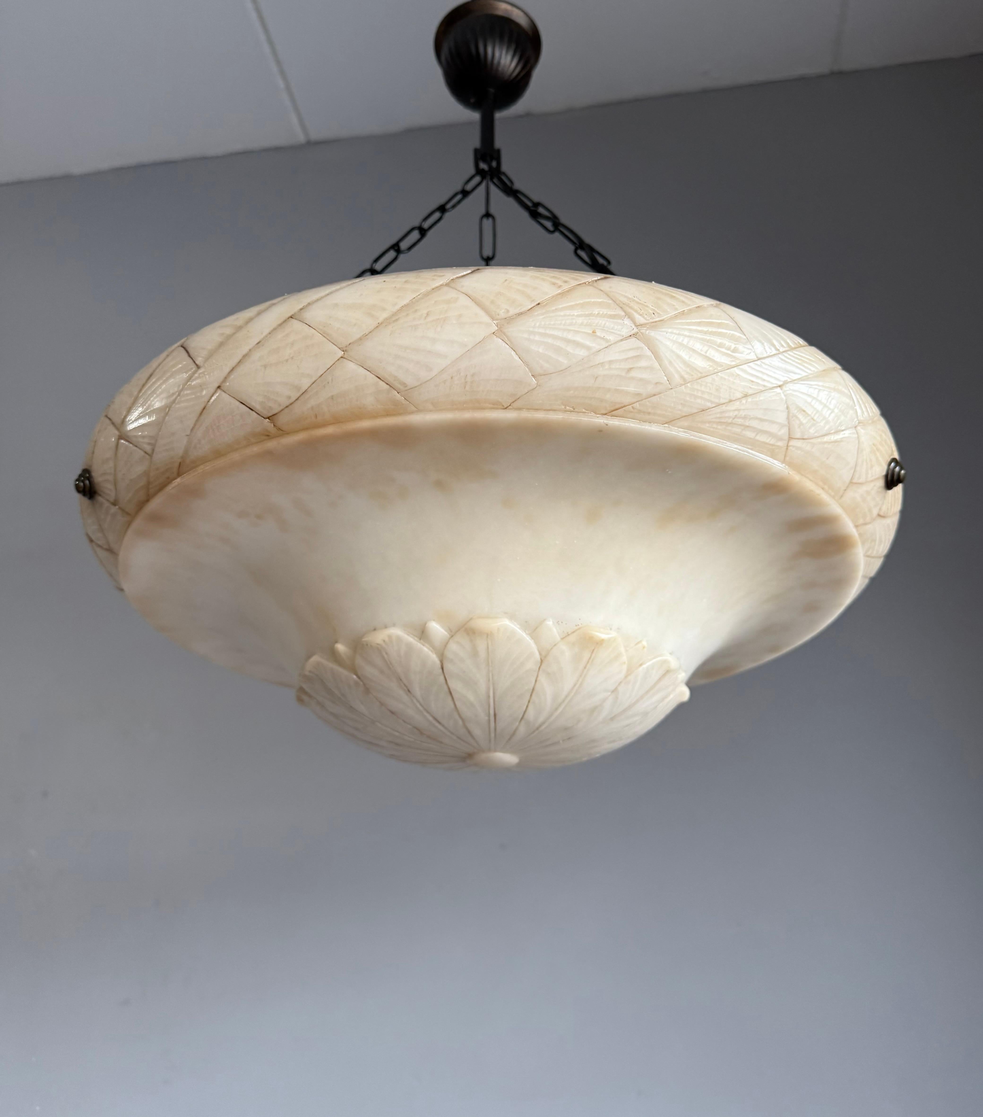 Lampada a sospensione in alabastro antico, grande e perfettamente bilanciata, realizzata a mano In condizioni buone in vendita a Lisse, NL