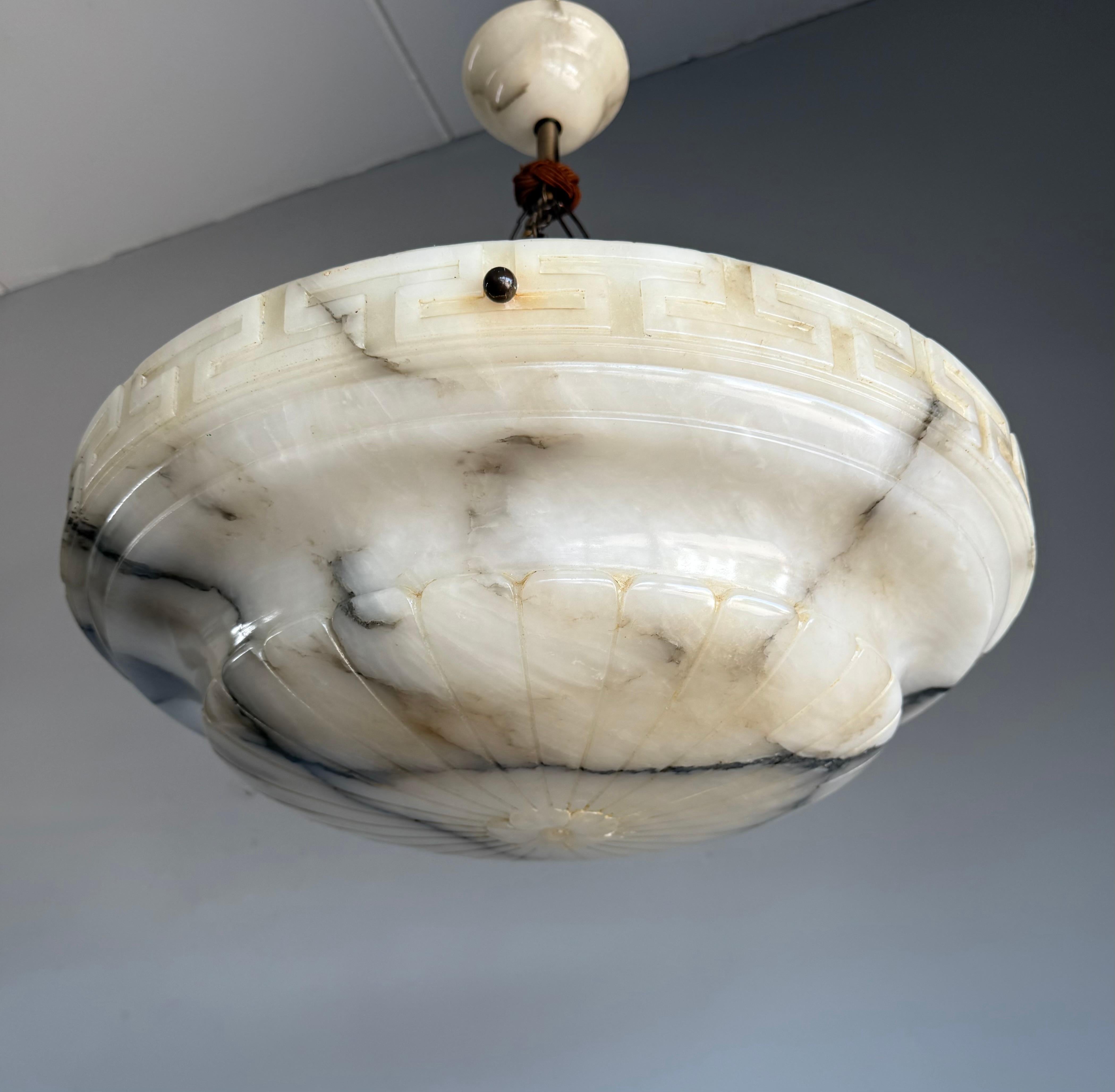 Lampada a sospensione in alabastro antico, grande e perfettamente bilanciata, realizzata a mano In condizioni ottime in vendita a Lisse, NL