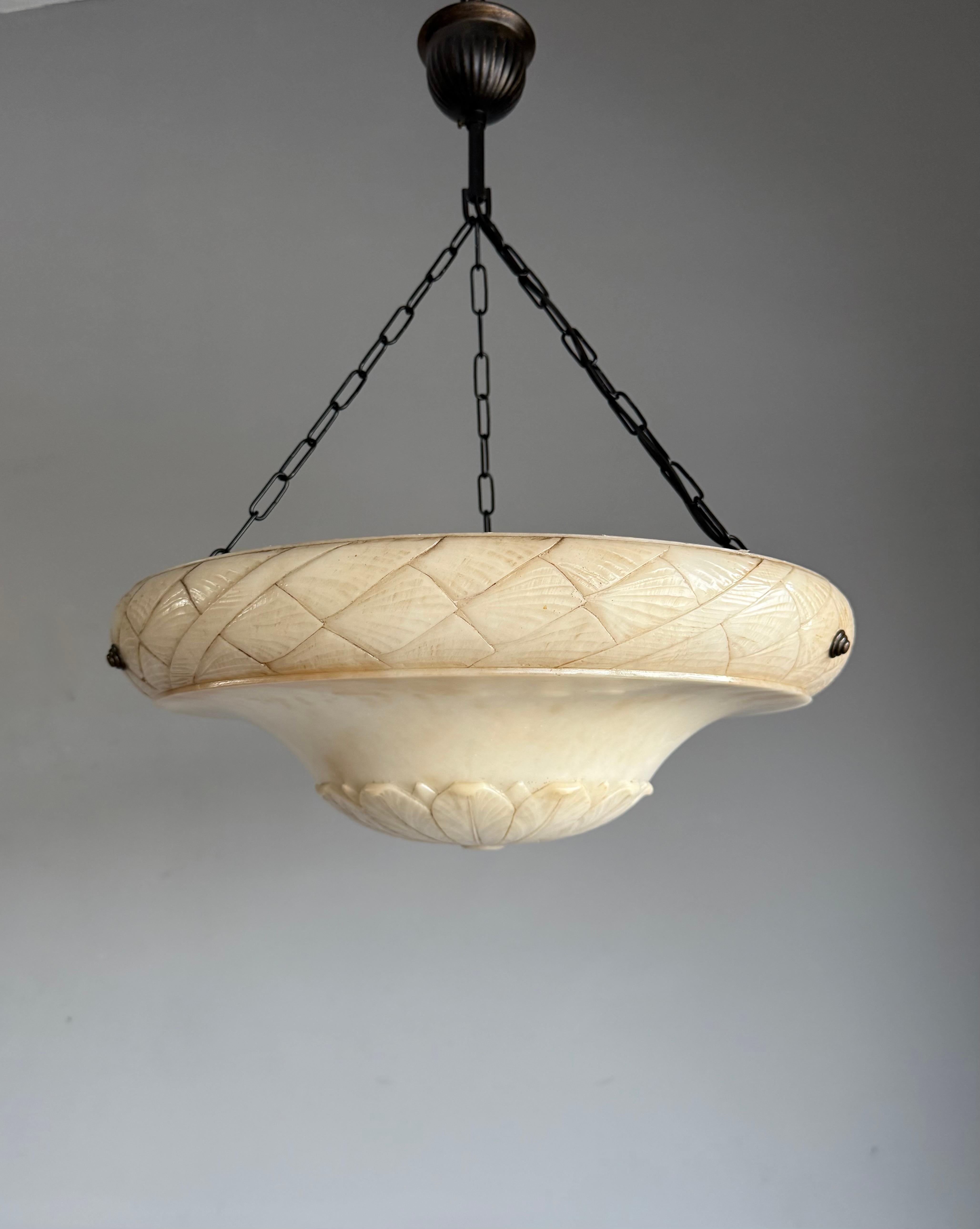 XX secolo Lampada a sospensione in alabastro antico, grande e perfettamente bilanciata, realizzata a mano in vendita