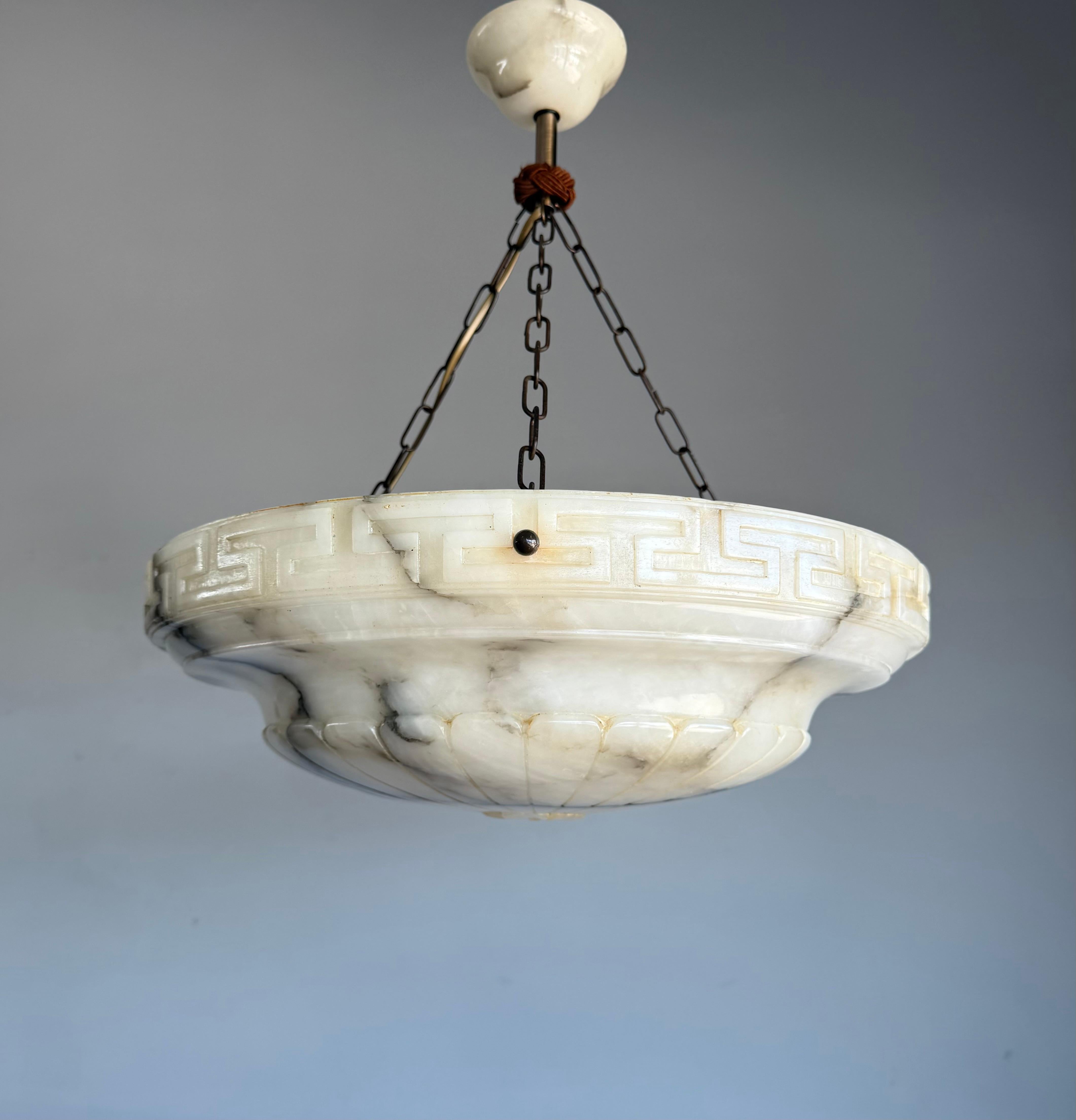 XX secolo Lampada a sospensione in alabastro antico, grande e perfettamente bilanciata, realizzata a mano in vendita