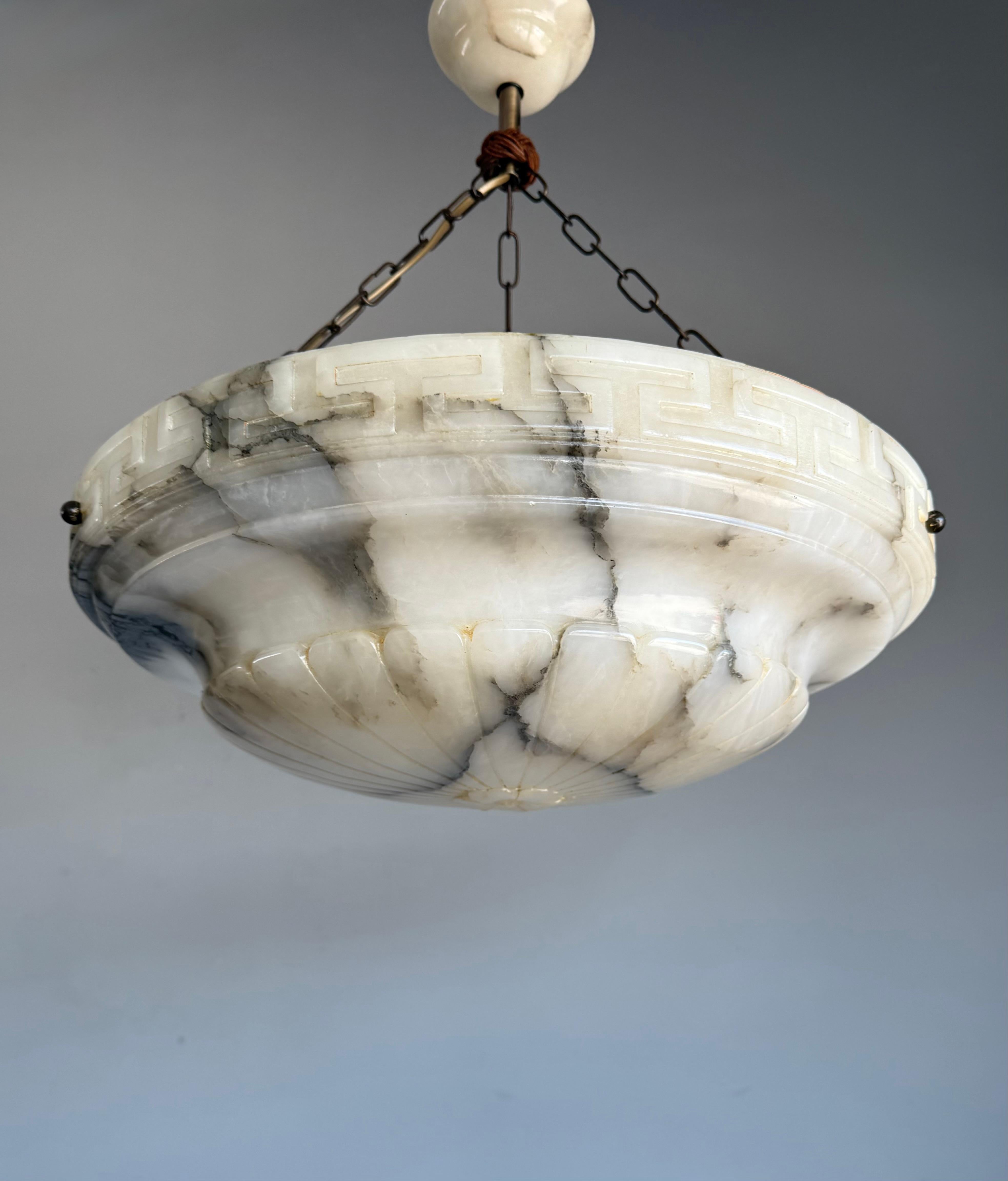 Ottone Lampada a sospensione in alabastro antico, grande e perfettamente bilanciata, realizzata a mano in vendita