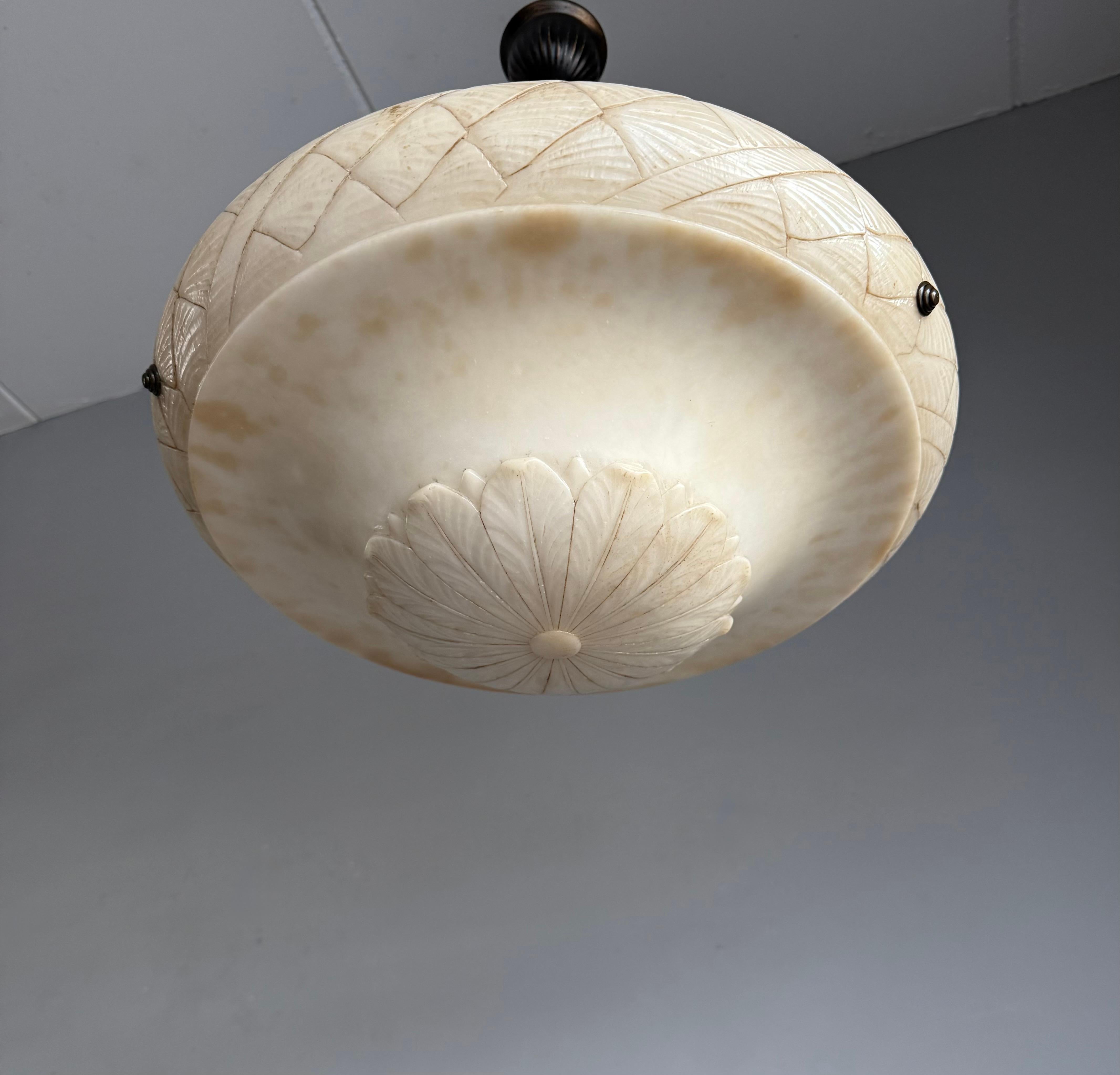 Lampada a sospensione in alabastro antico, grande e perfettamente bilanciata, realizzata a mano in vendita 1