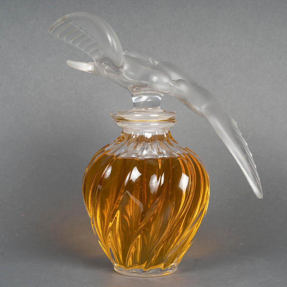 Grande bottiglia di profumo Nina Ricci, profumo l'air du temps, XX secolo.

Grande bottiglia di profumo, l'air du temps di Nina Ricci, XX secolo.
H. H. 30 cm, L. 19 cm, P. 26 cm.