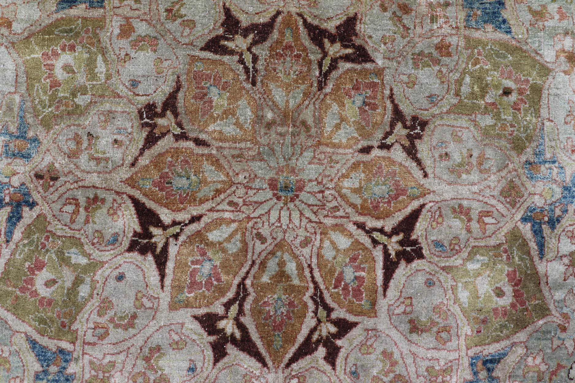 Großer großer antiker persischer Mashad-Teppich mit buntem Blumen- und Medaillonmuster (Handgeknüpft) im Angebot