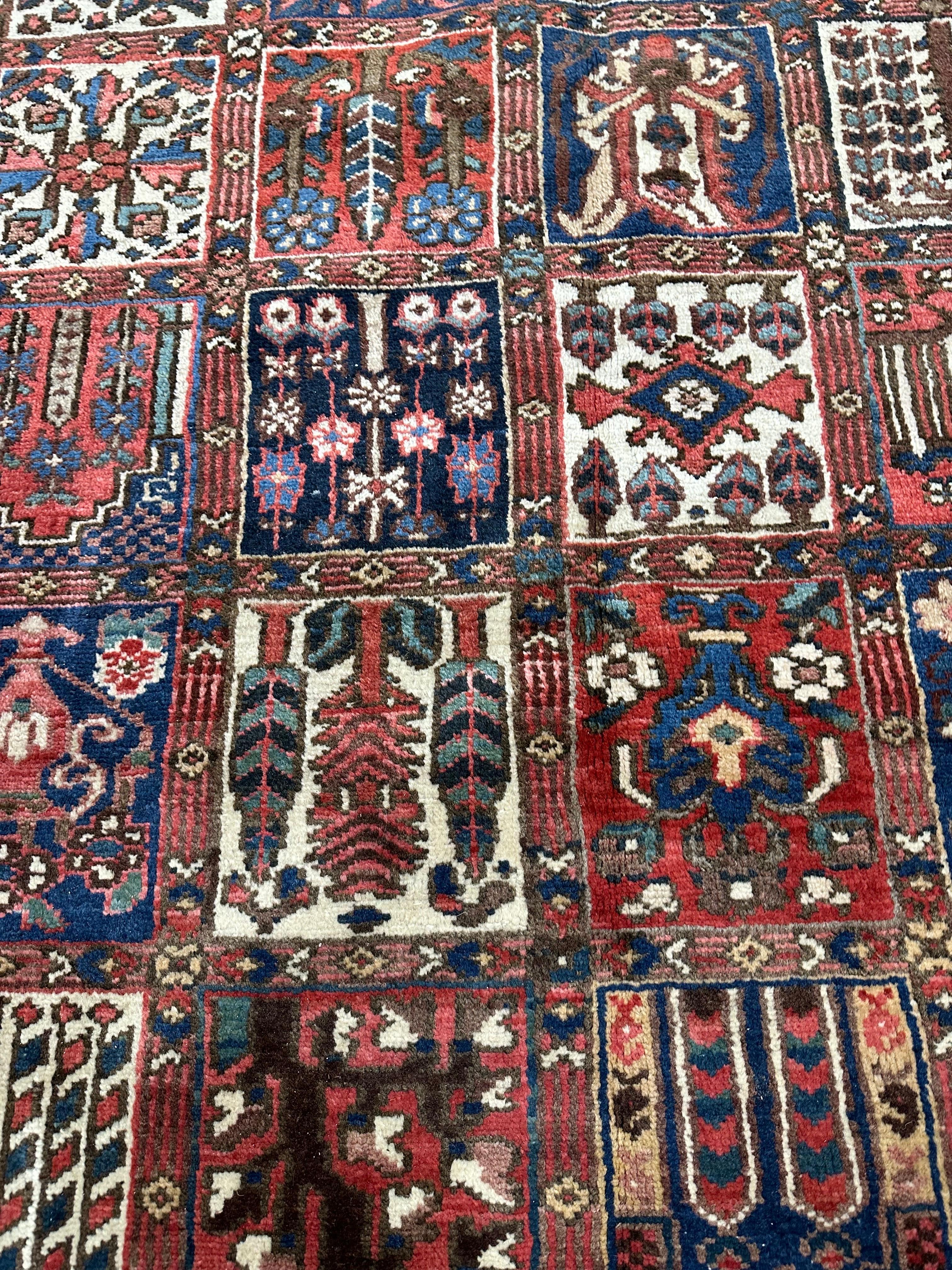 Großer persischer Bakhtiar-Design-Teppich aus Wolle und Baumwolle, Mitte 20. (Persisch) im Angebot