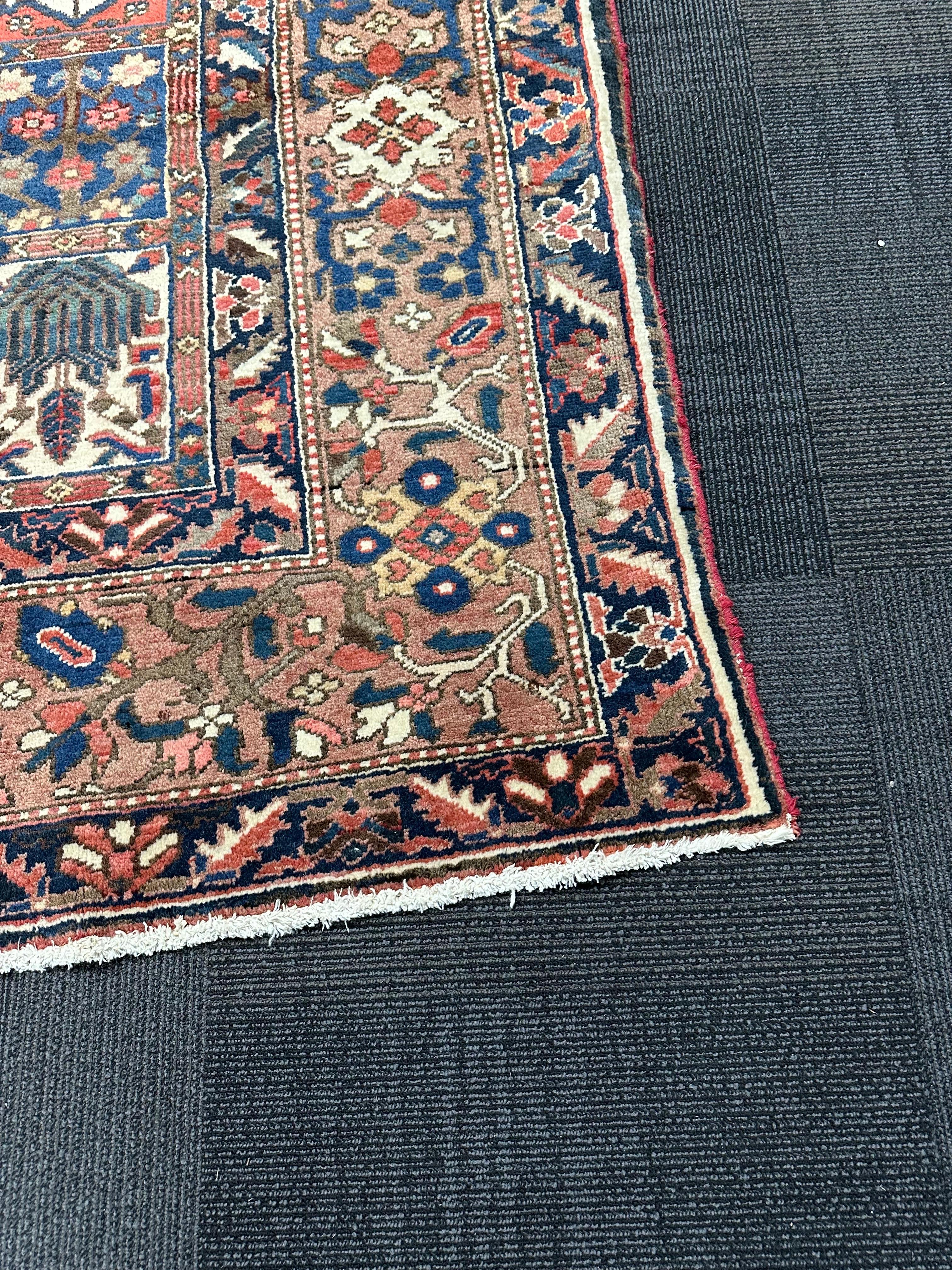 Großer persischer Bakhtiar-Design-Teppich aus Wolle und Baumwolle, Mitte 20. (Handgeknüpft) im Angebot