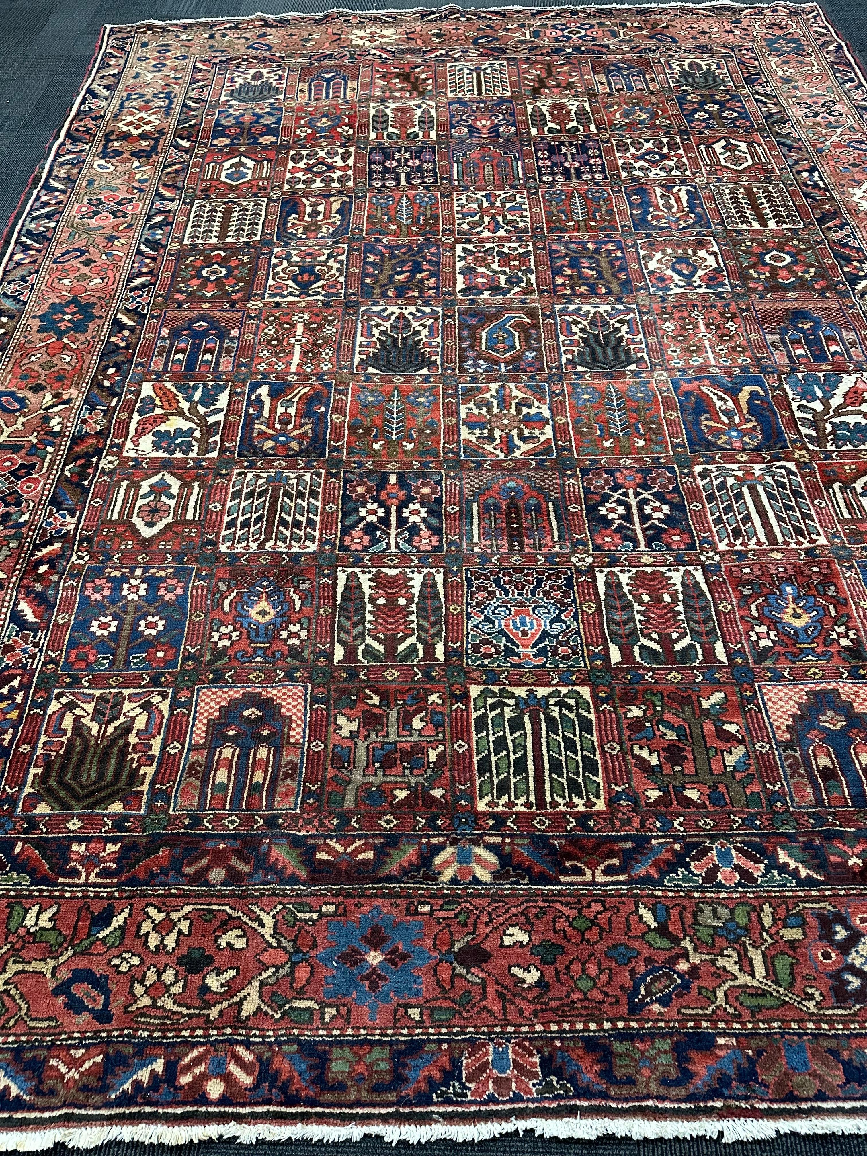 Großer persischer Bakhtiar-Design-Teppich aus Wolle und Baumwolle, Mitte 20. im Zustand „Gut“ im Angebot in Savannah, GA
