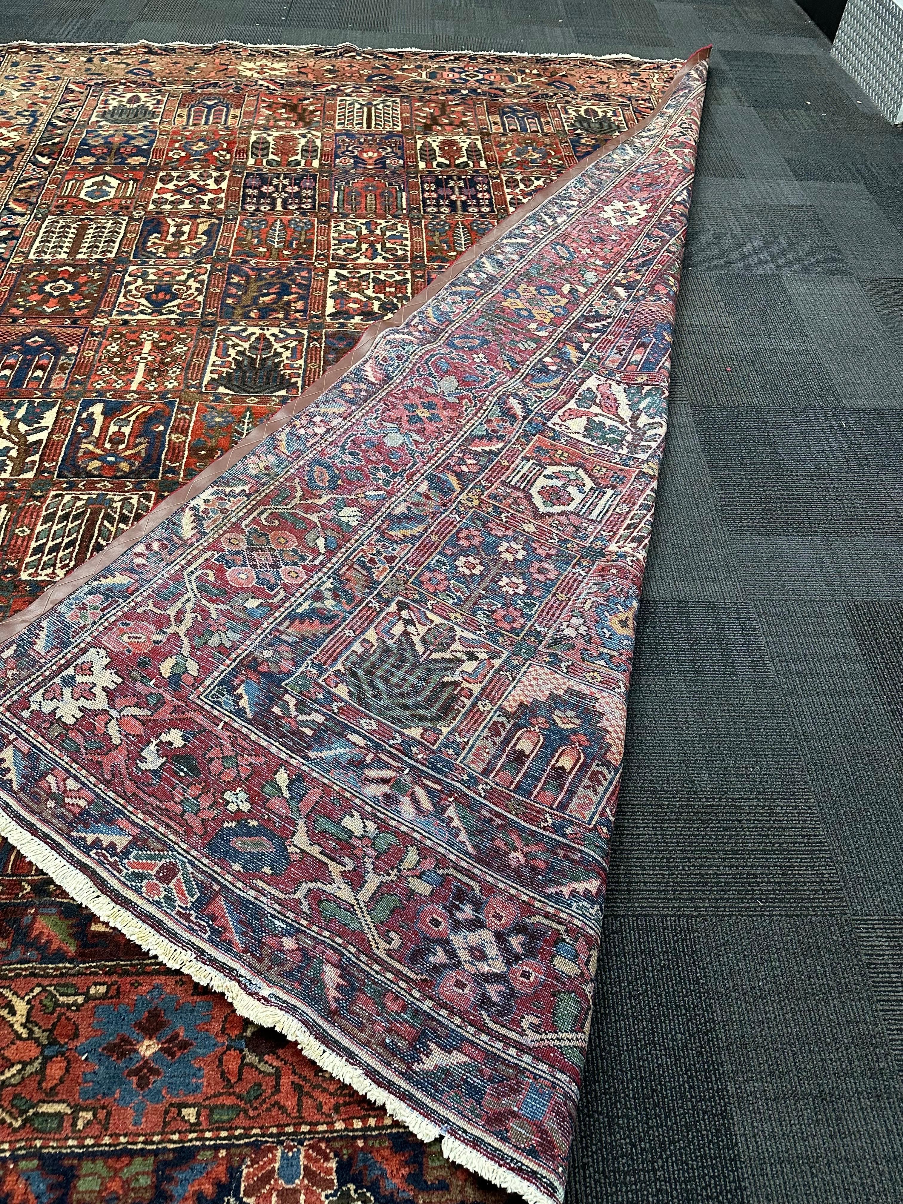 Großer persischer Bakhtiar-Design-Teppich aus Wolle und Baumwolle, Mitte 20. (20. Jahrhundert) im Angebot