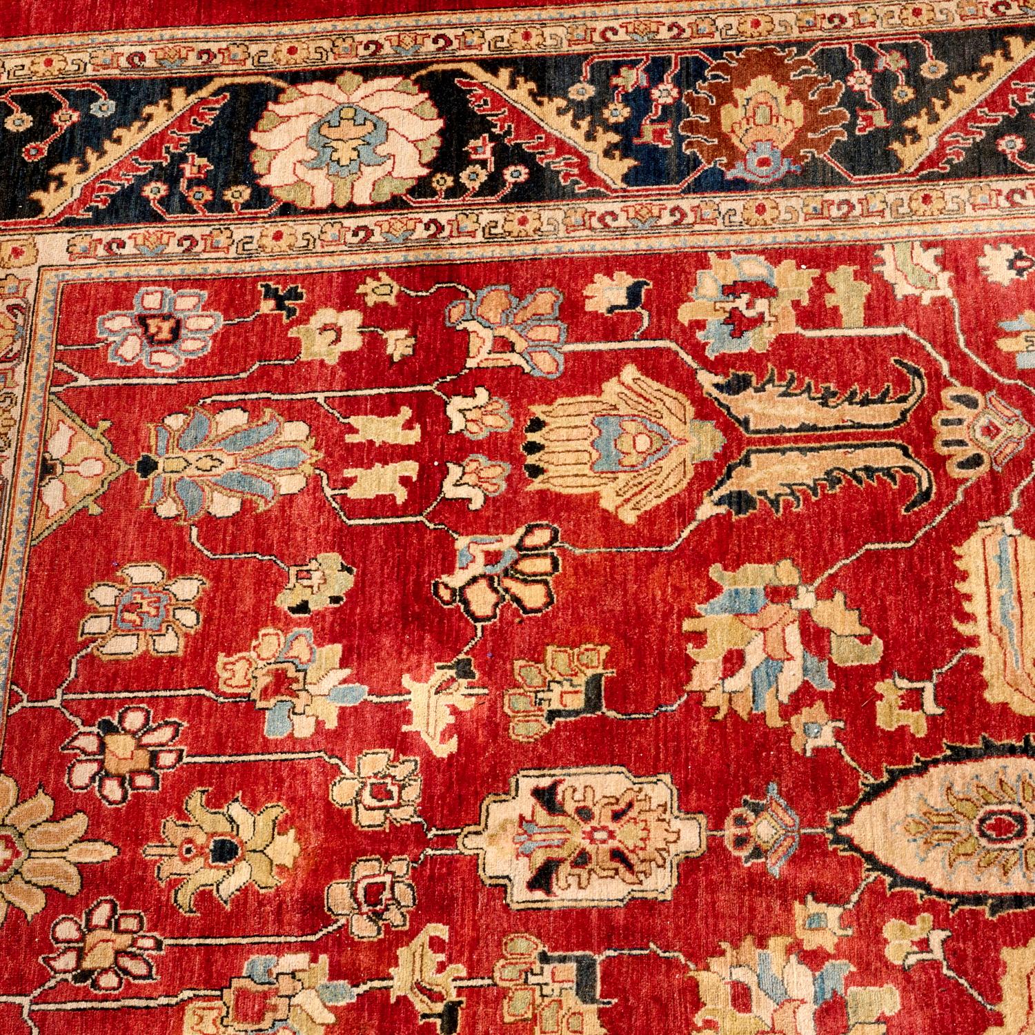 Gran alfombra persa de lana anudada a mano, campo rojo con borde azul marino, Mediados del S. XX Sultanabad en venta